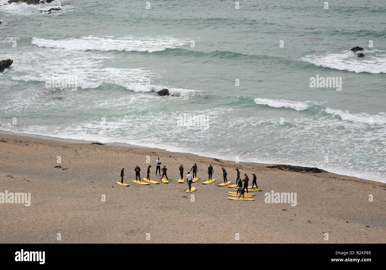 Un gruppo di surfers di essere addestrato su Lusty Glaze Beach, Newquay, Cornwall Foto Stock