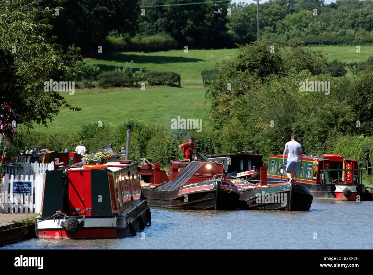 Lavorando battelli sul Grand Union Canal at Stoke Bruerne nella campagna inglese Northamptonshire Inghilterra Foto Stock