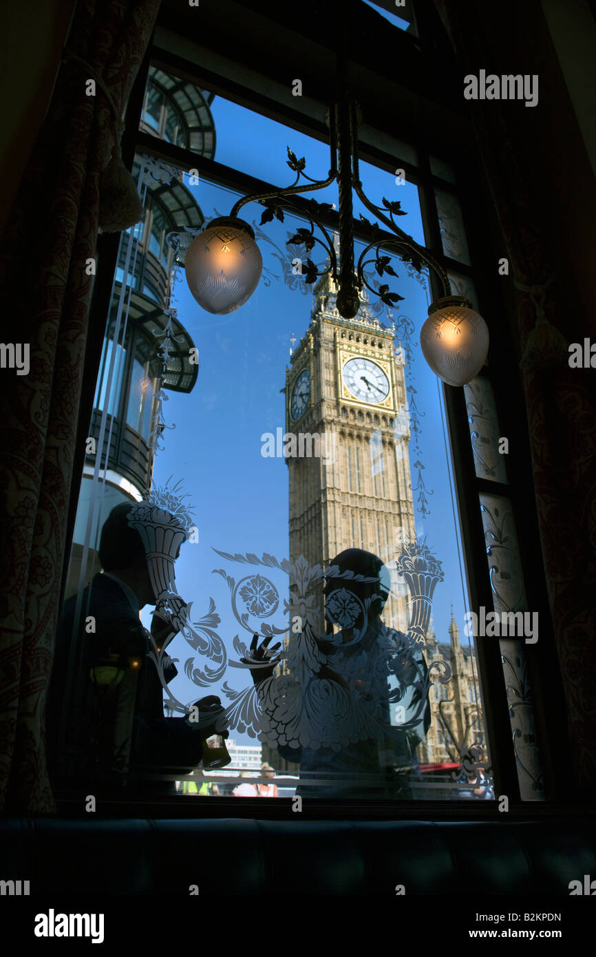 I bevitori fuori casa pubblica Big Ben Parliament Square Londra Inghilterra REGNO UNITO Foto Stock