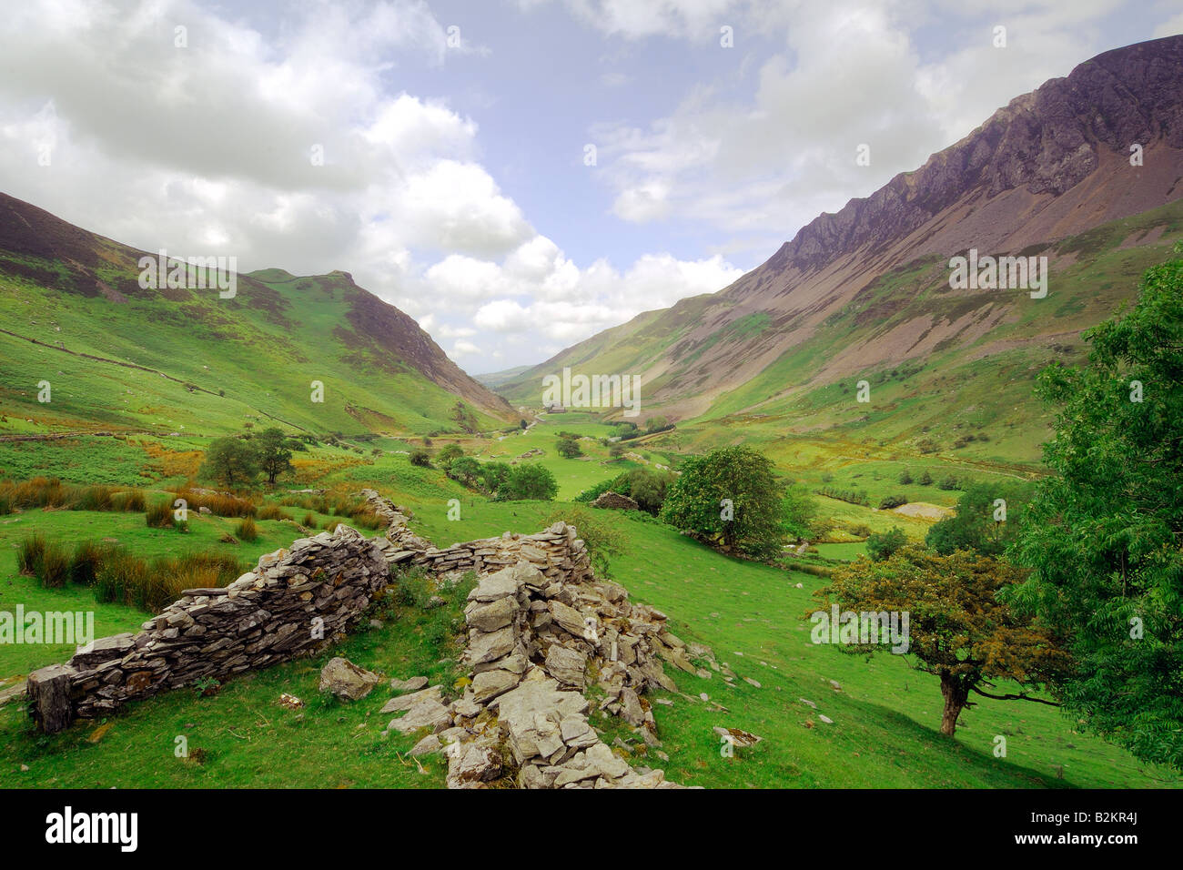 Guardando ad ovest lungo Nantlle Valley nel Parco Nazionale di Snowdonia nel Galles del Nord con un cielo nuvoloso Foto Stock