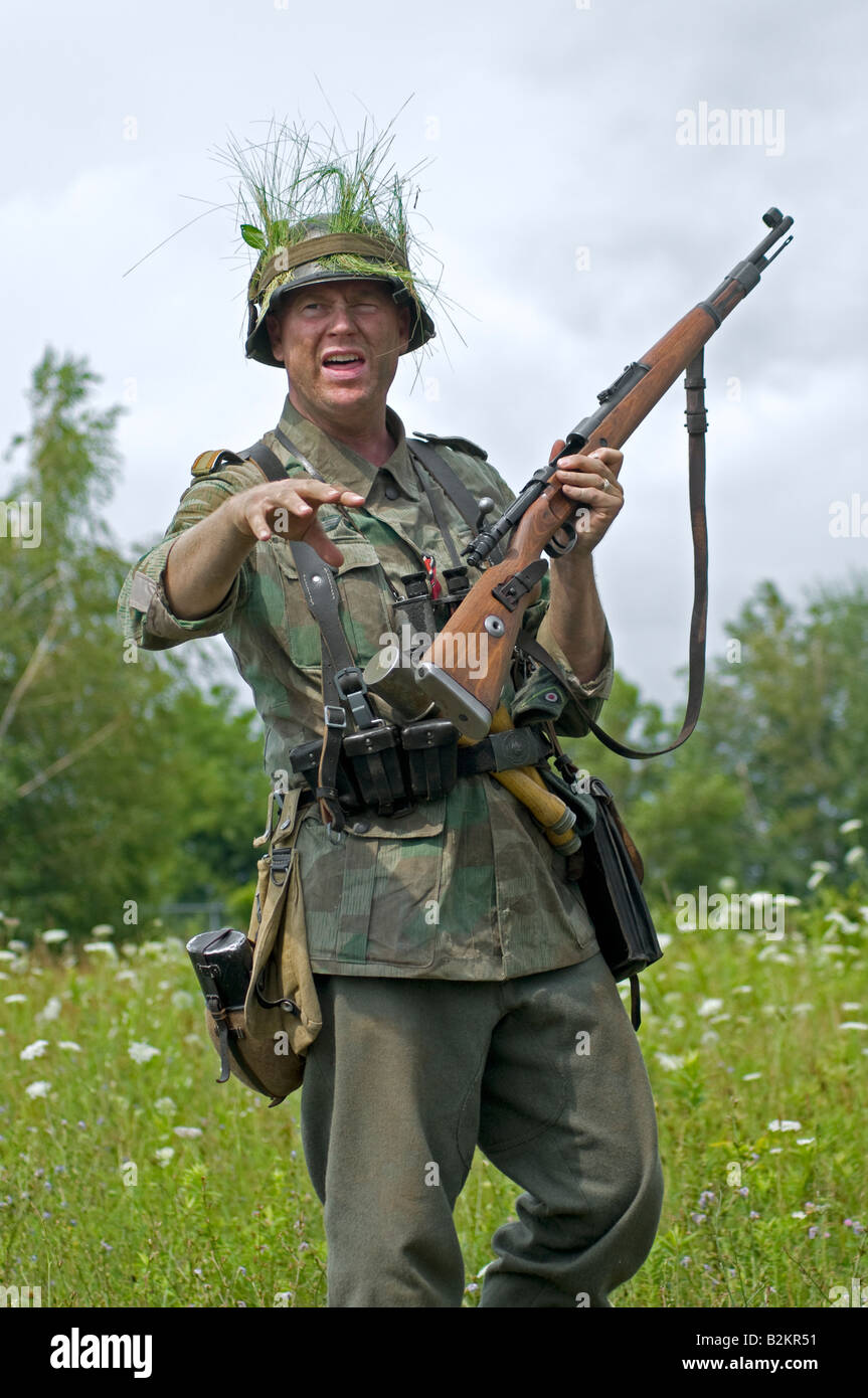 Un esercito tedesco Unteroffizier dando formazione ad hoc per il campo tattiche per nuove truppe Foto Stock