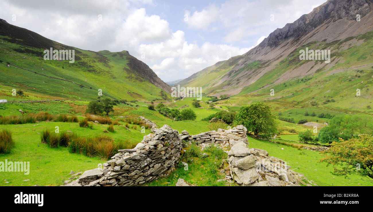 Guardando ad ovest lungo Nantlle Valley nel Parco Nazionale di Snowdonia nel Galles del Nord con un cielo nuvoloso Foto Stock