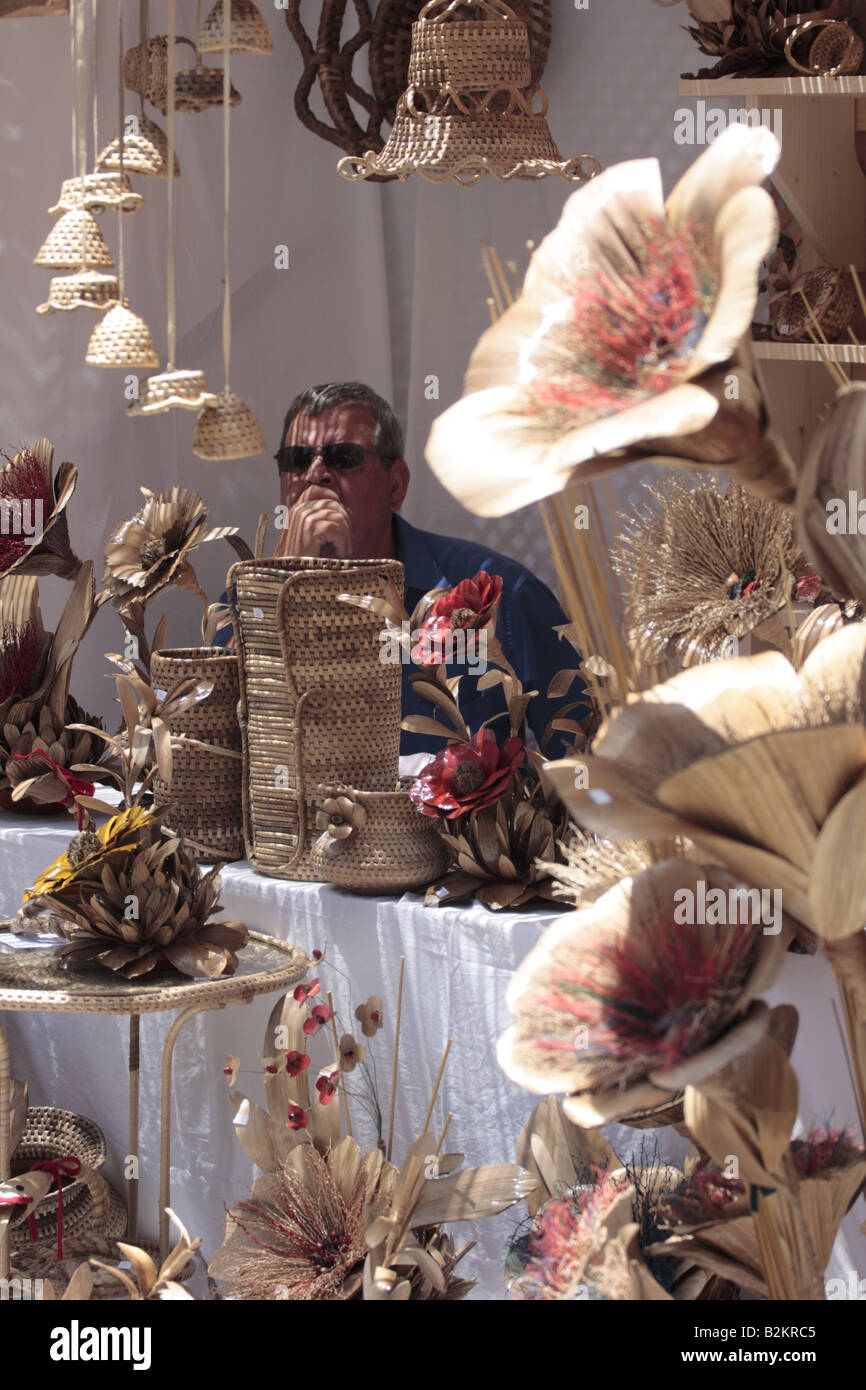 Una bancarella vendendo gli articoli prodotti dalla canna da zucchero e la foglia di banana in una fiera delle Arti a Garachico Tenerife Foto Stock