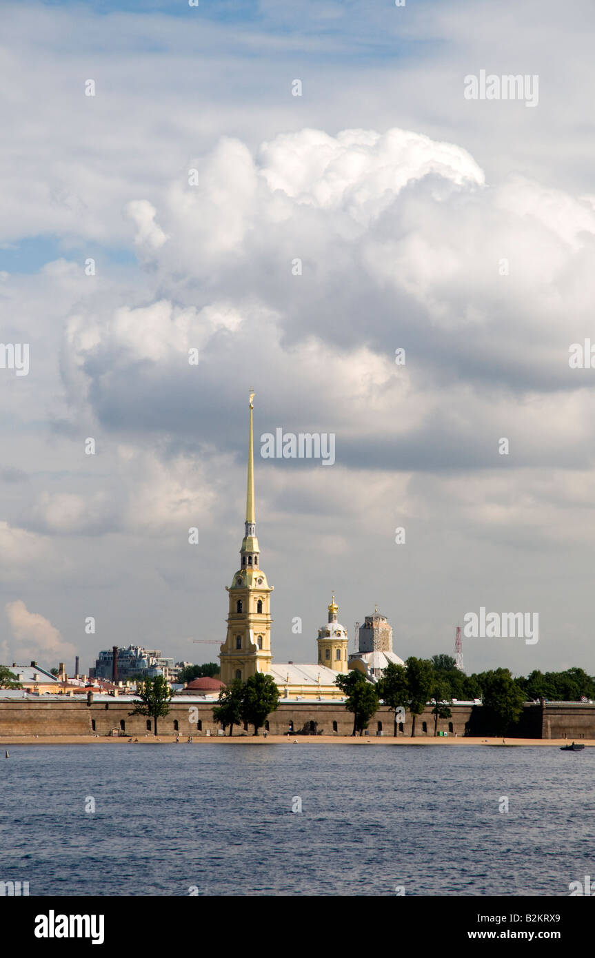 Il Pietro e Paolo cattedrale attraverso il fiume Neva San Pietroburgo Russia Foto Stock