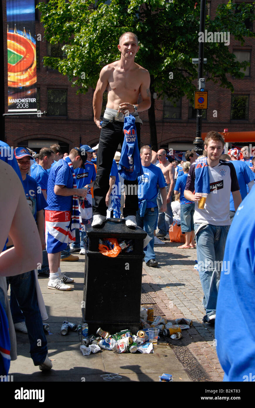 Glasgow Rangers fan drink nel centro della città di Manchester nel loro migliaia prima di finale di Euro 2008 ha suonato presso il eastlands stadium Foto Stock