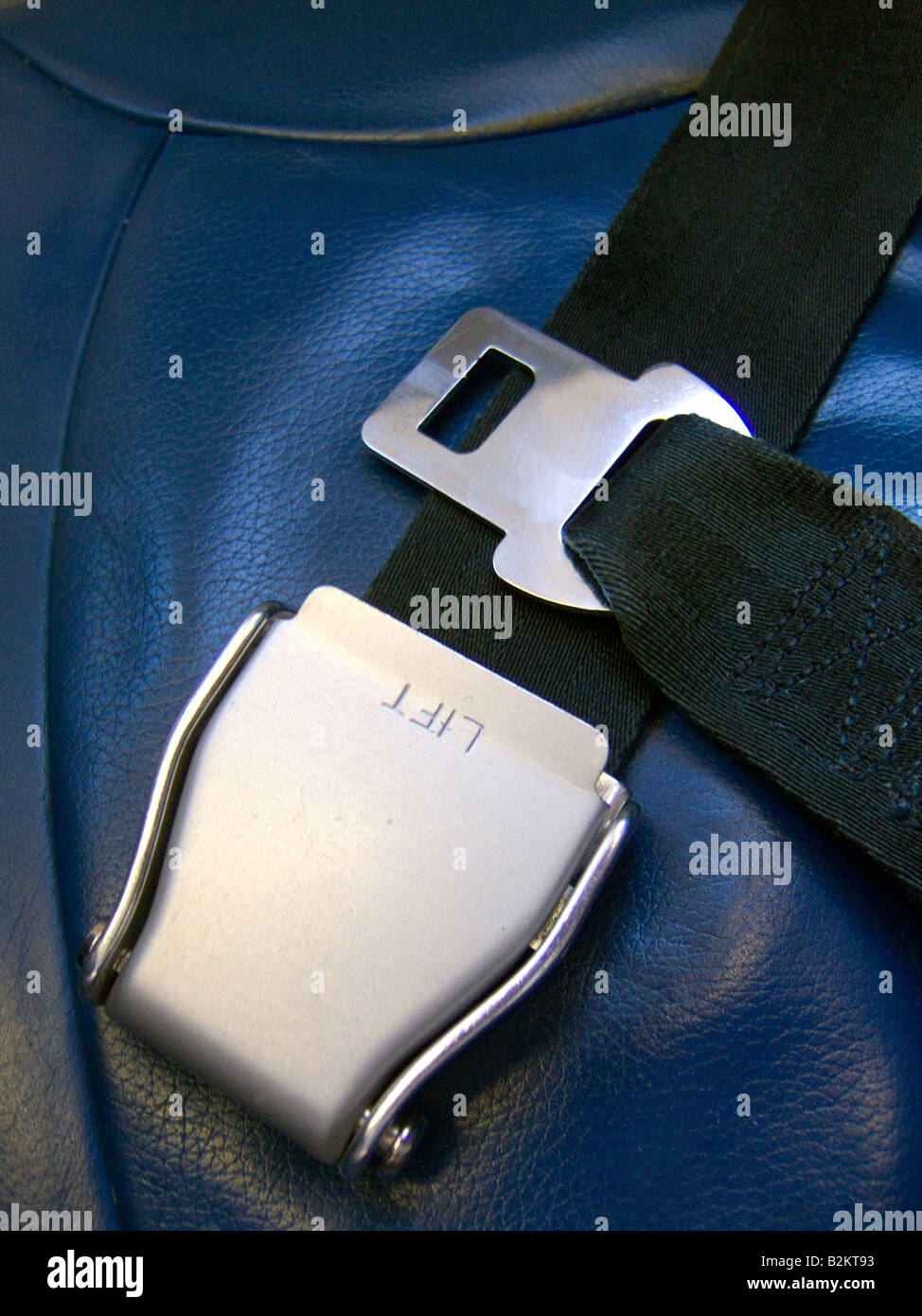 Close up particolare del sedile belf lampo su una compagnia aerea di linea. Sedili in pelle Foto Stock