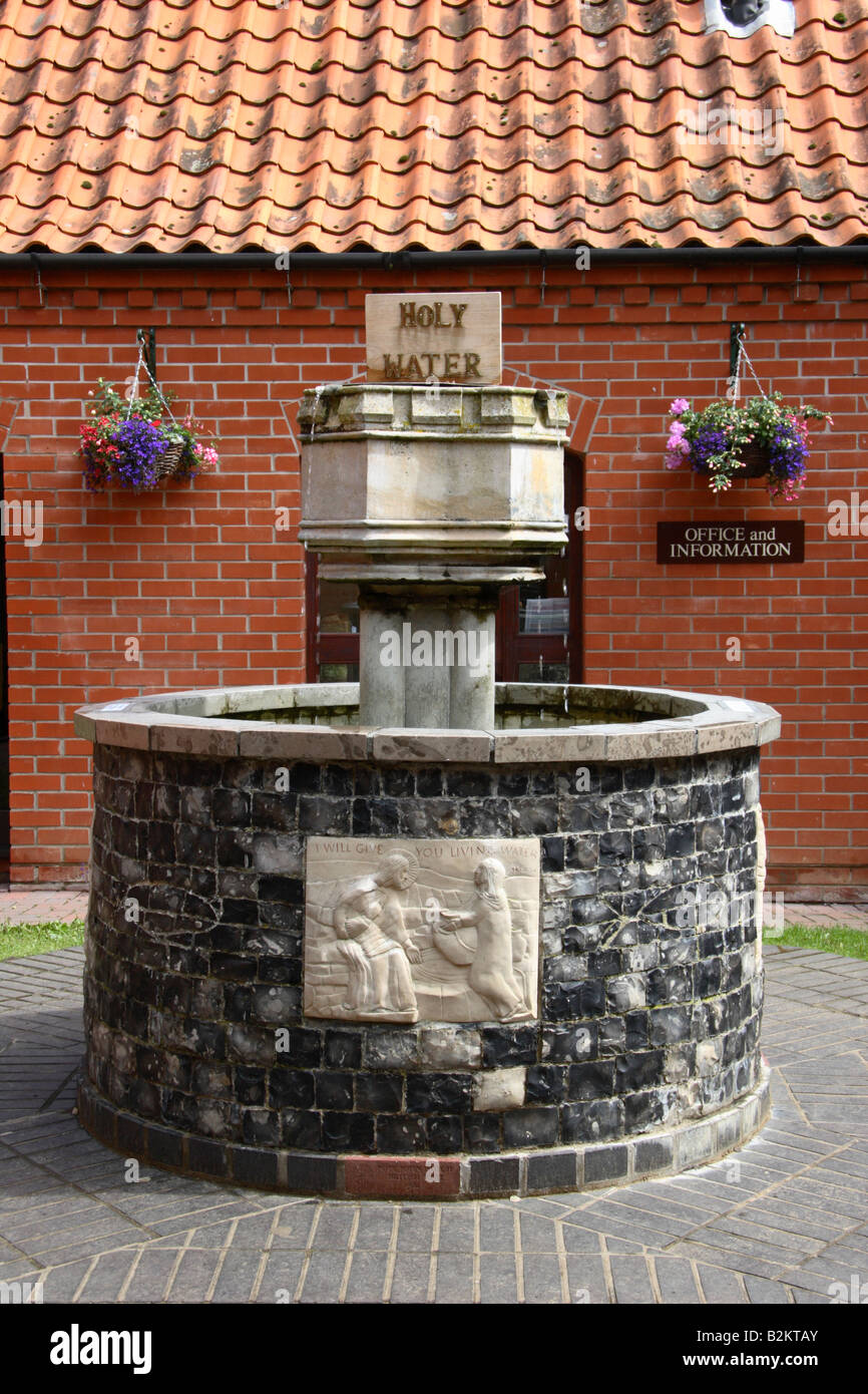 L'acqua santa presso la Chiesa Cattolica Romana santuario nazionale in poco Walsingham, Norfolk, Inghilterra. Foto Stock
