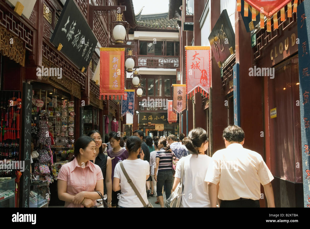 Cina, Shanghai, città vecchia, People Shopping in Giardino Yu Yuan Bazaar Foto Stock