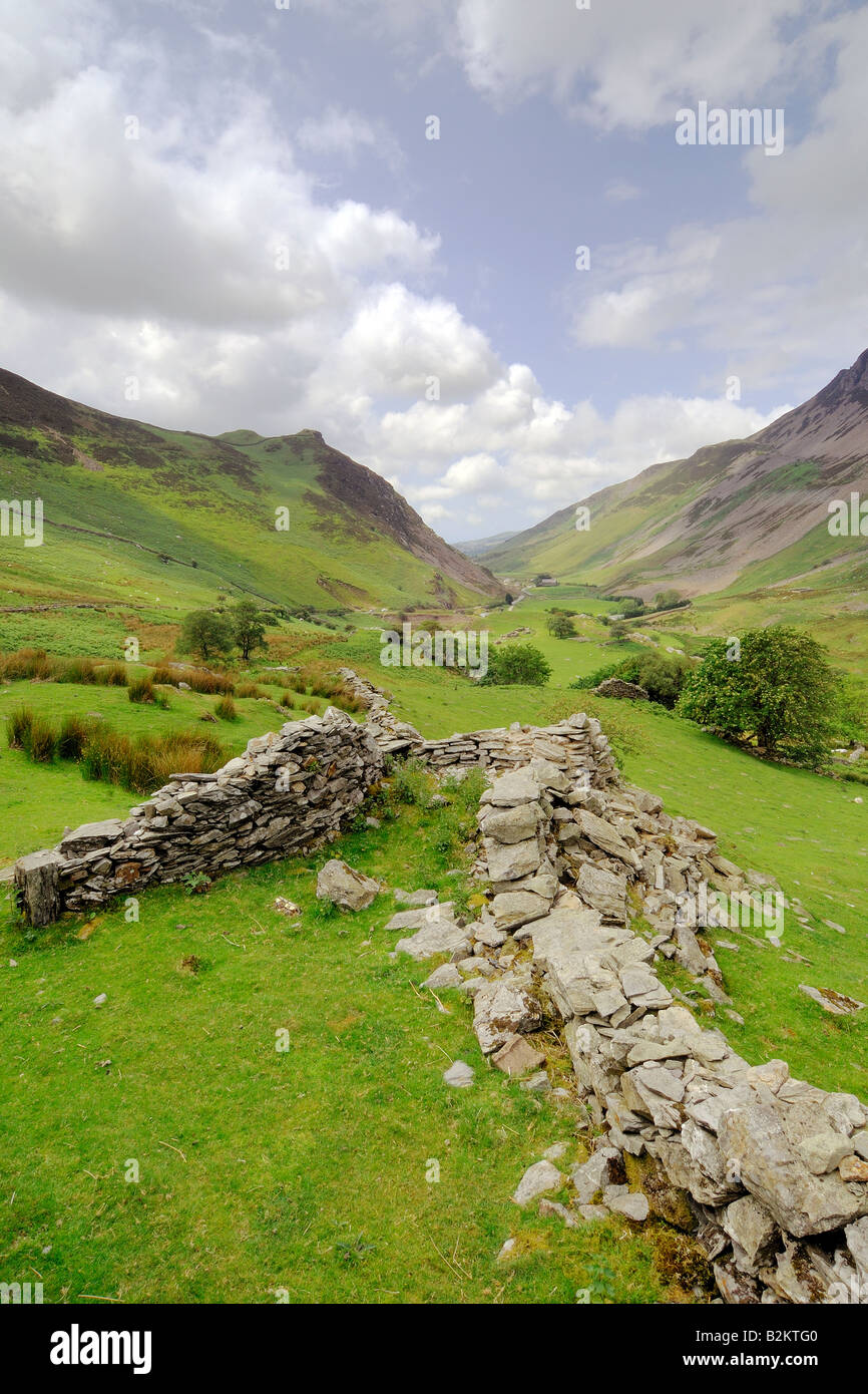 Guardando ad ovest lungo Nantlle Valley nel Parco Nazionale di Snowdonia nel Galles del Nord con un cielo nuvoloso Foto Stock