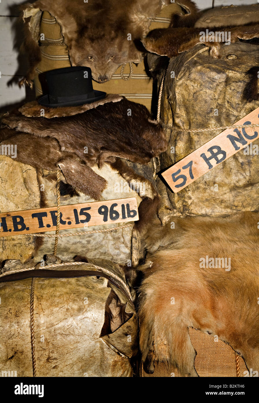 Balle di pelliccia dentro il magazzino in attesa di spedizione o di commercio Fort Langley National Historic Site della Columbia britannica in Canada. Foto Stock