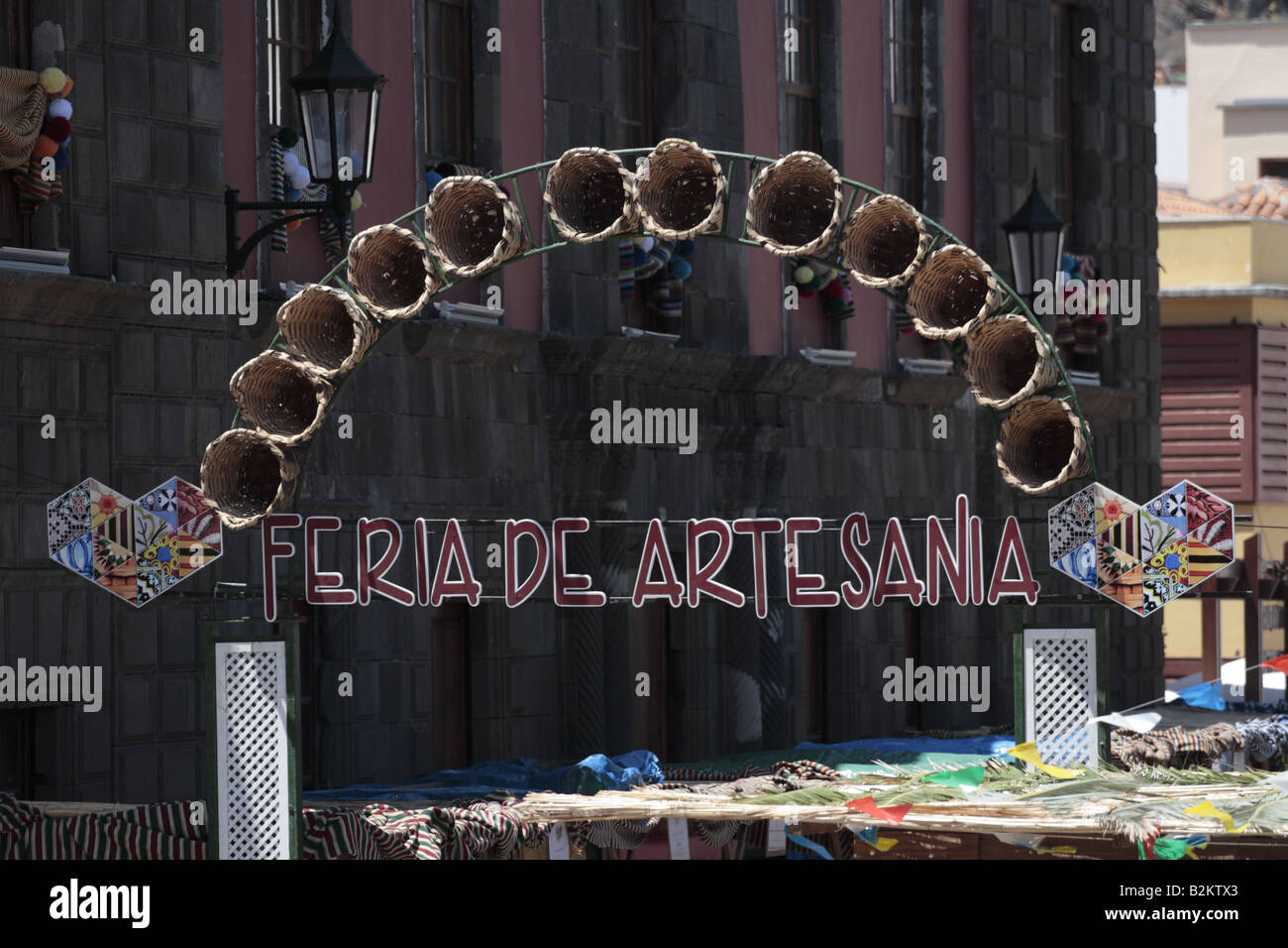 L'ingresso alla fiera di arti Feria de Artesania decorate con cestini di canna a Garachico Tenerife Canarie Spagna Foto Stock