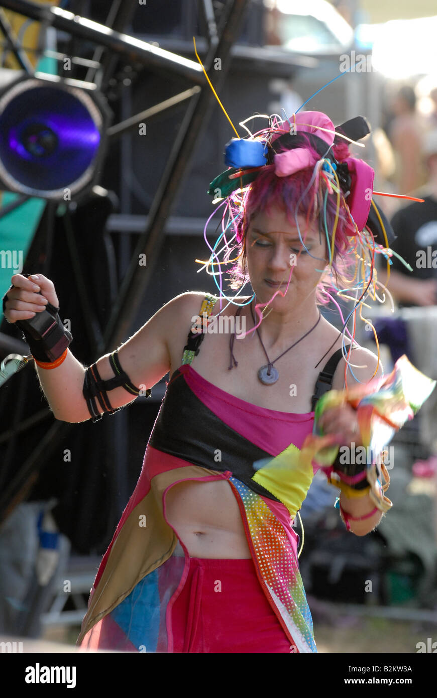 Dancing girl in Flouro abbigliamento a trance musica evento Foto stock -  Alamy