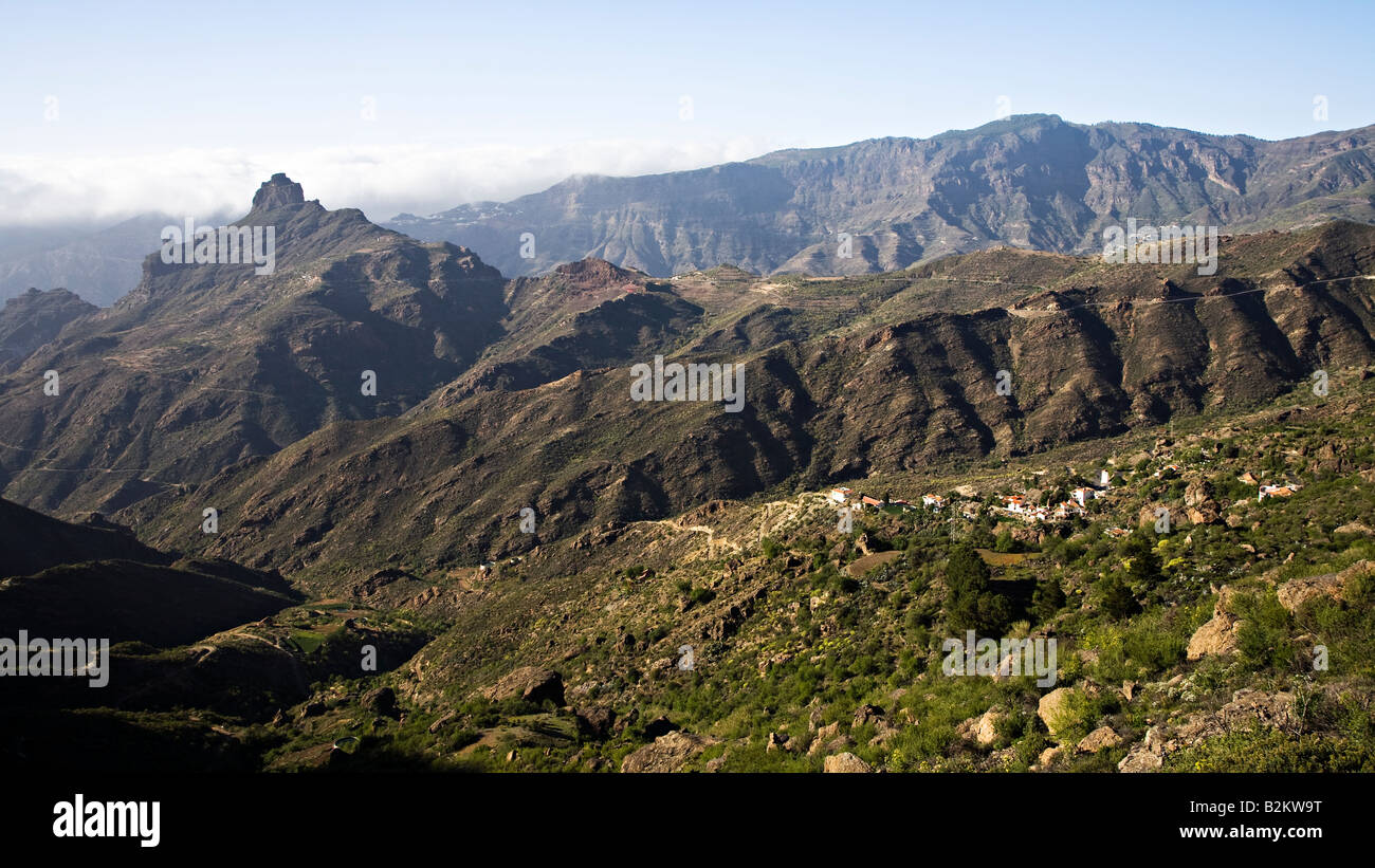 Villaggio in La Cumbre con Roque Ventaiga nella distanza Gran Canaria Spagna Foto Stock