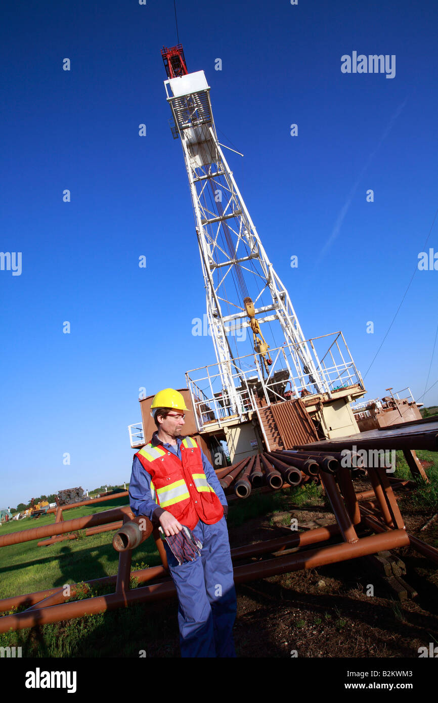 Olio impianto di perforazione e operaio in Alberta Canada Foto Stock