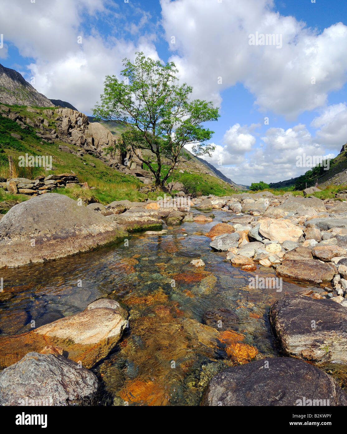 Afon Nant Peris fiume che scorre attraverso il passaggio di Llanberis in Gwynedd Galles del Nord tra Snowdon Mountain Range e Y Glyderau Foto Stock