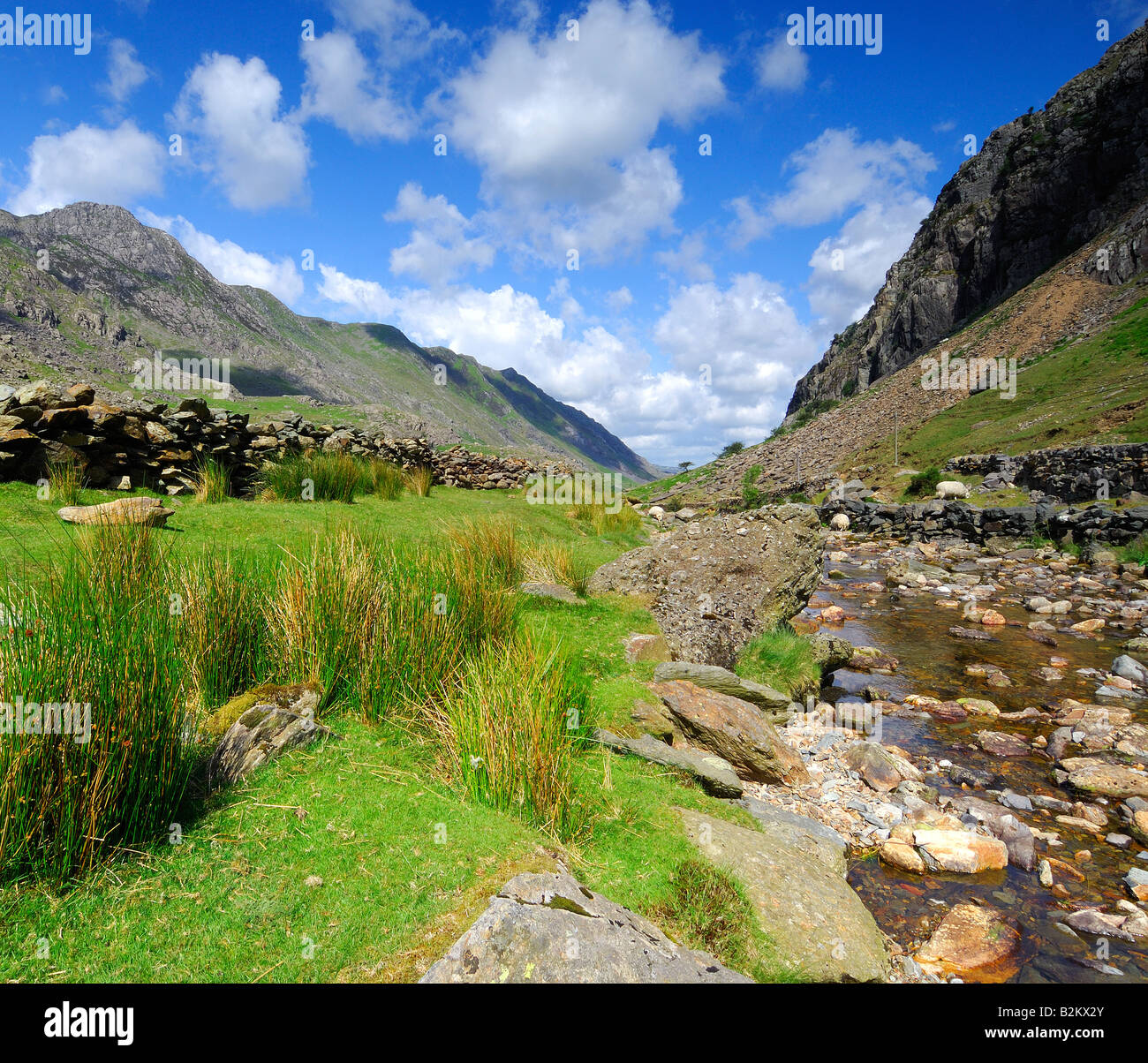 Afon Nant Peris fiume che scorre attraverso il passaggio di Llanberis in Gwynedd Galles del Nord tra Snowdon Mountain Range e Y Glyderau Foto Stock