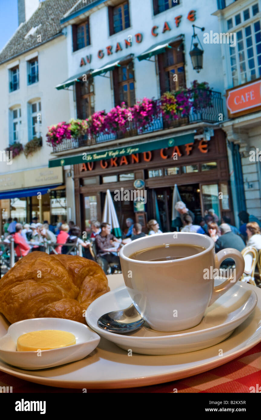 Colazione continentale a base di caffè e croissant con vista sull'Au Grand Café, nella soleggiata Beaune, Borgogna, Francia Foto Stock