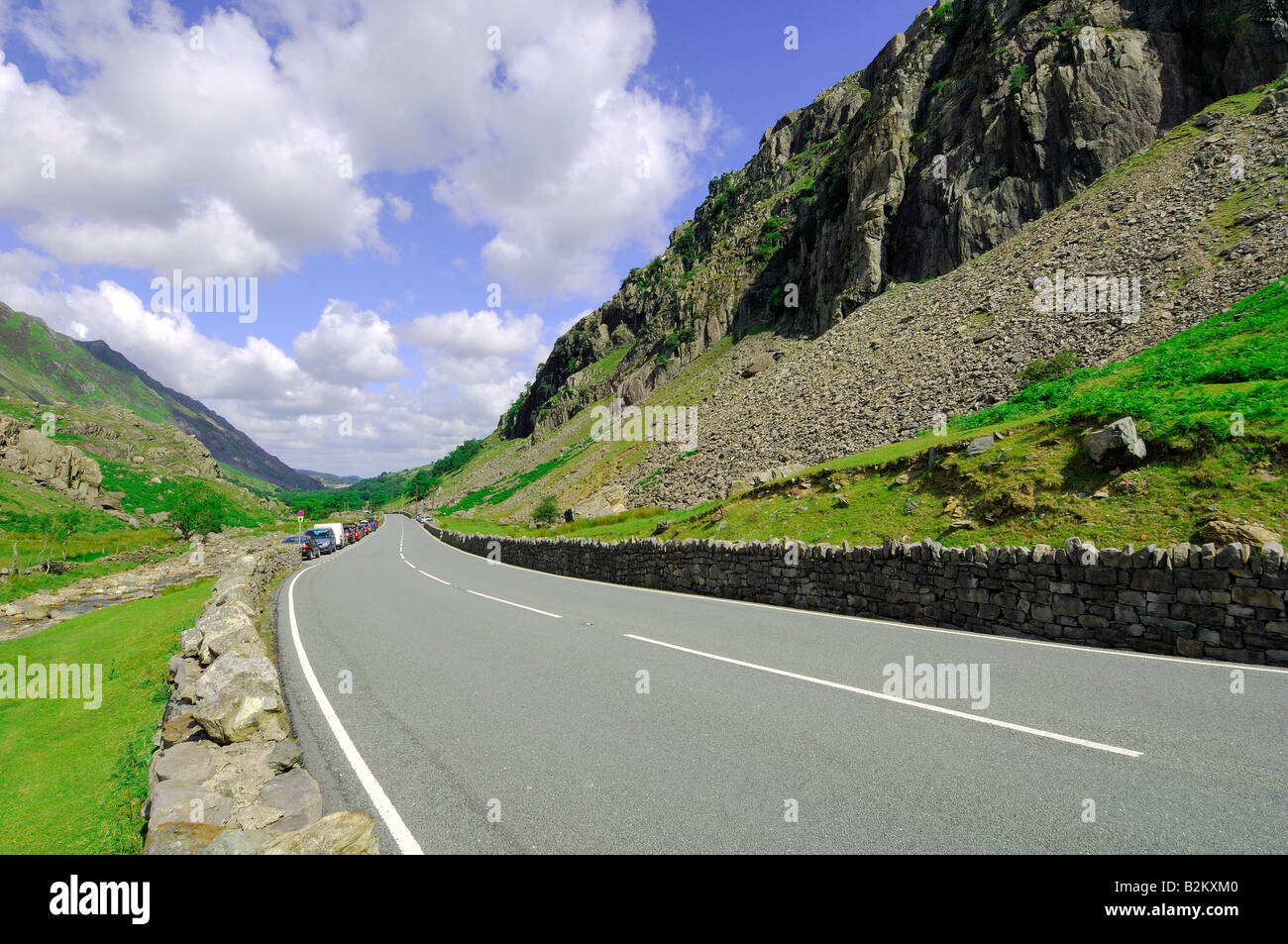 L'A4086 attraverso Llanberis passano in Gwynedd Galles del Nord tra Snowdon Mountain Range e Glyderau Foto Stock