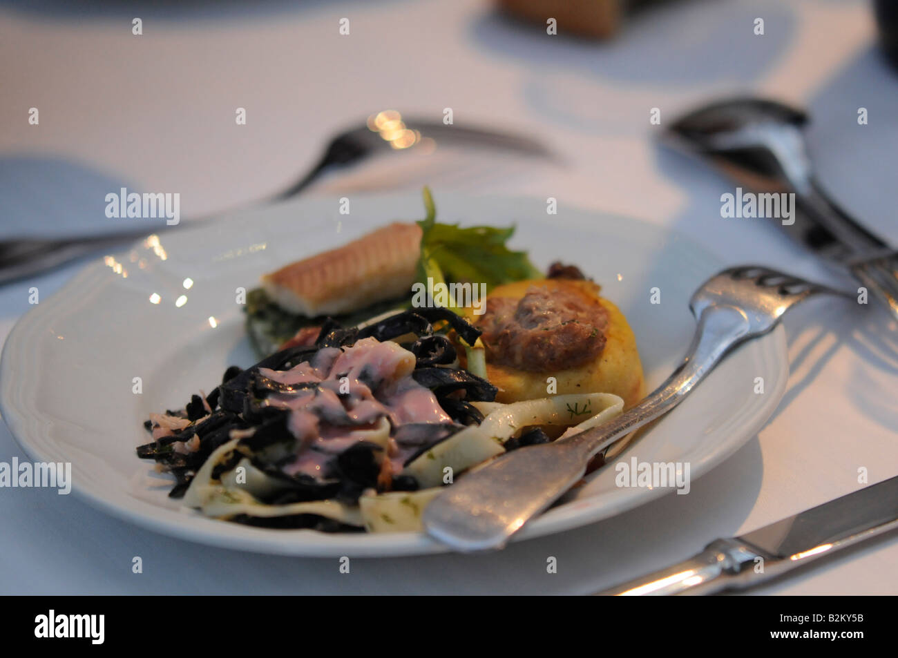 Il francese di alta gastronomia, una ricetta di pesce. Foto scattata a Parigi, Francia Foto Stock