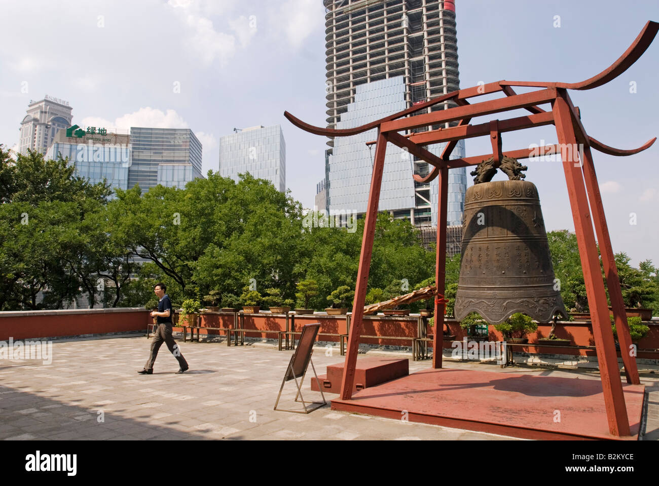 Cina, Nanjing, il contrasto tra il Bronzo antico campana e moderno grattacielo in costruzione, Gulou, Torre del Tamburo Foto Stock