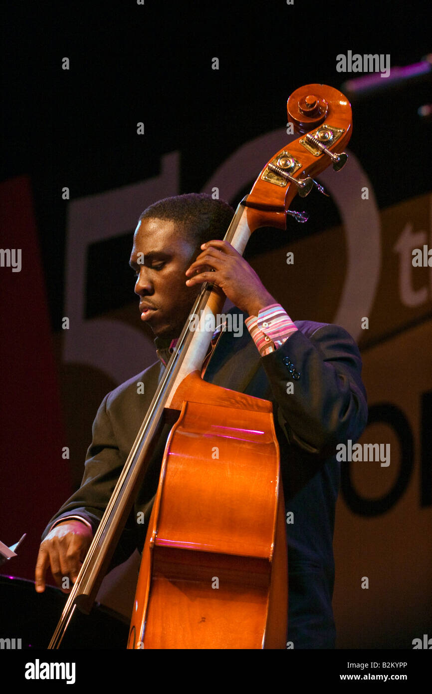 DERRICK Hodge ha suona il basso con il Monterey tutte le stelle in occasione del cinquantesimo anniversario di Monterey festival jazz di Monterey in California Foto Stock