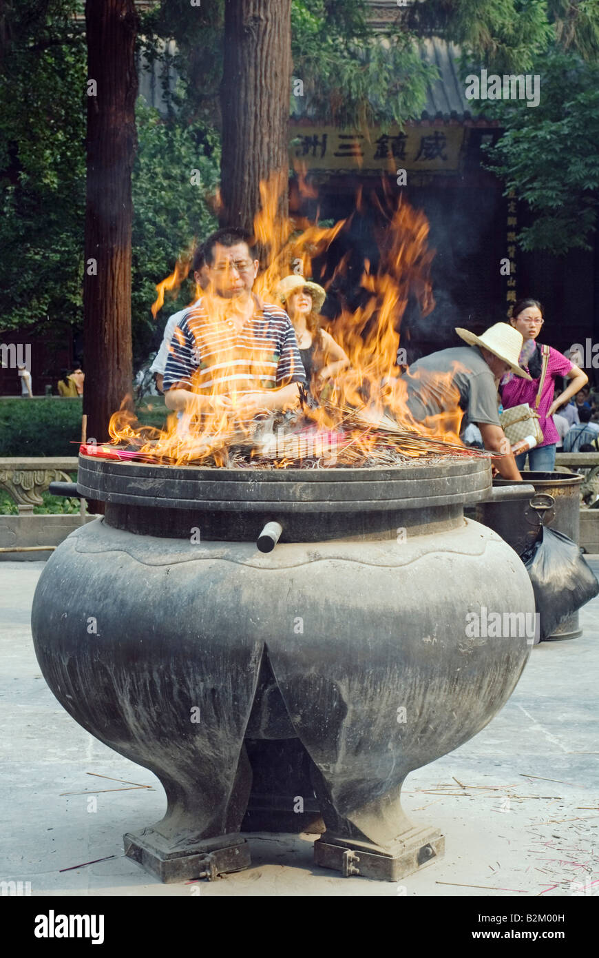 Cina, Hangzhou, orante presso il Tempio Lingyin Foto Stock