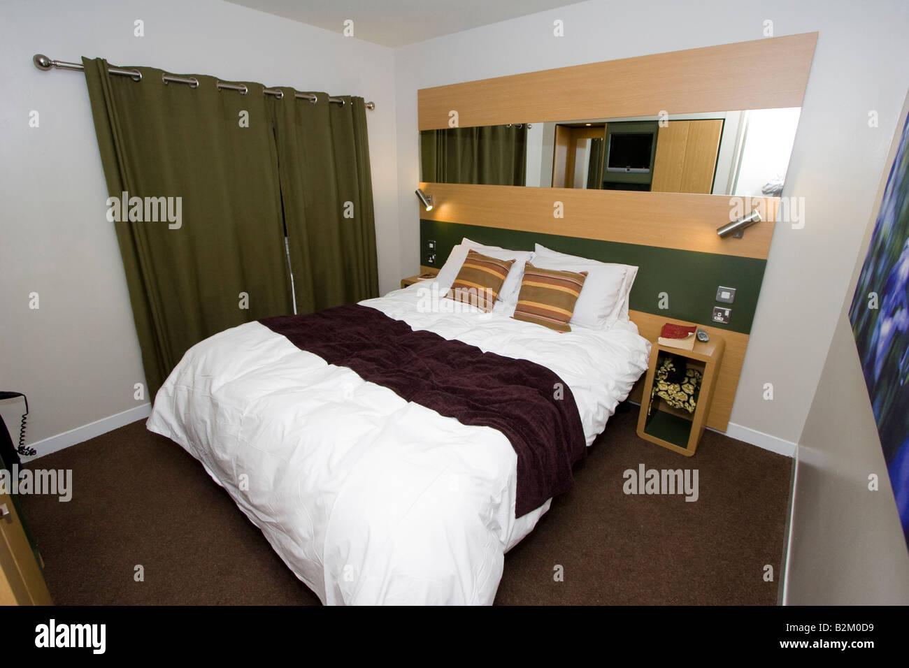 Un letto di misura queen in una camera resort nel distretto del Lago 12 7 2007 Foto Stock