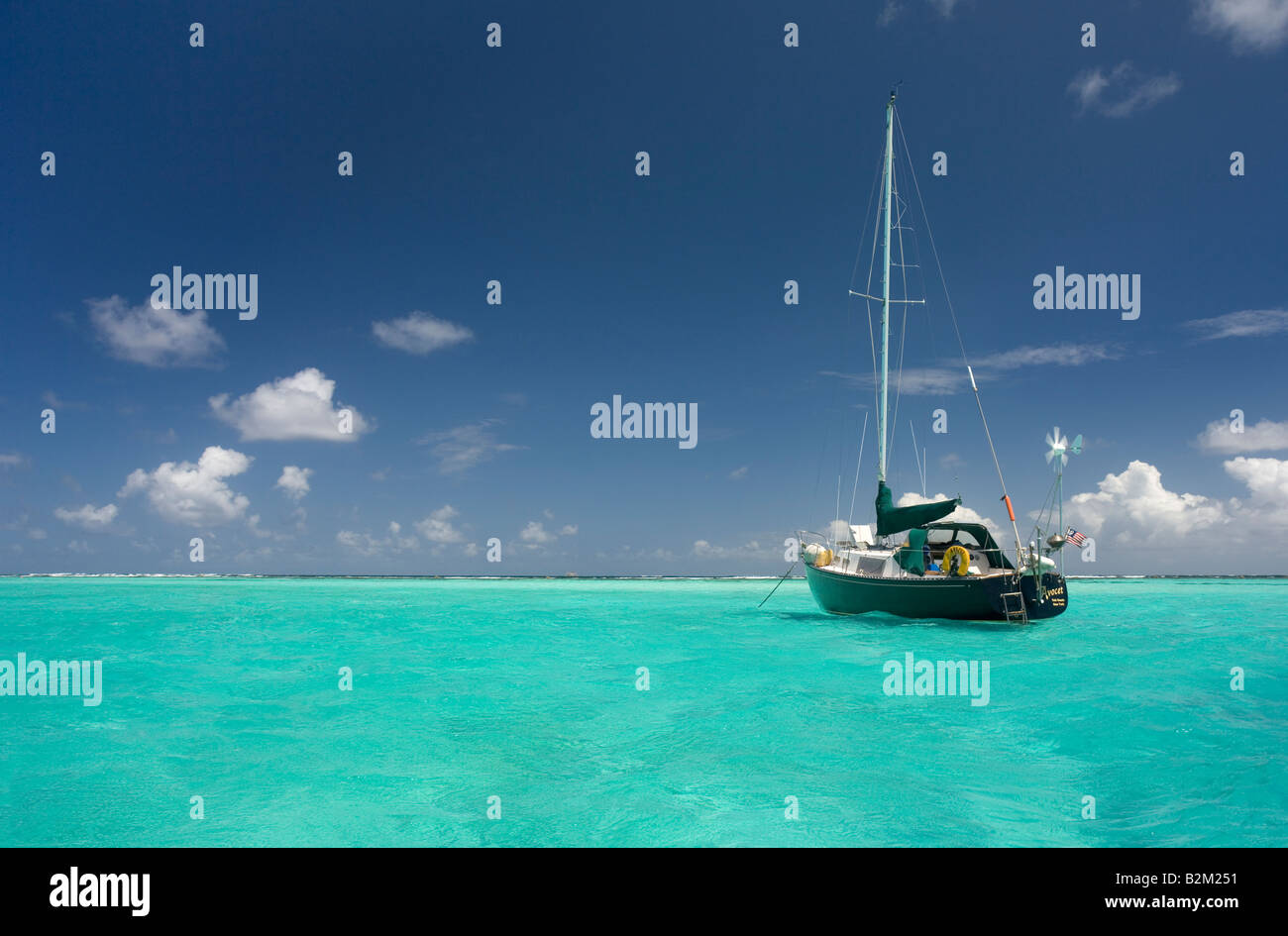 Un lone imbarcazioni a vela da crociera nei Caraibi questo era al teh Tobago Cays appena all'interno della barriera corallina a ferro di cavallo Foto Stock