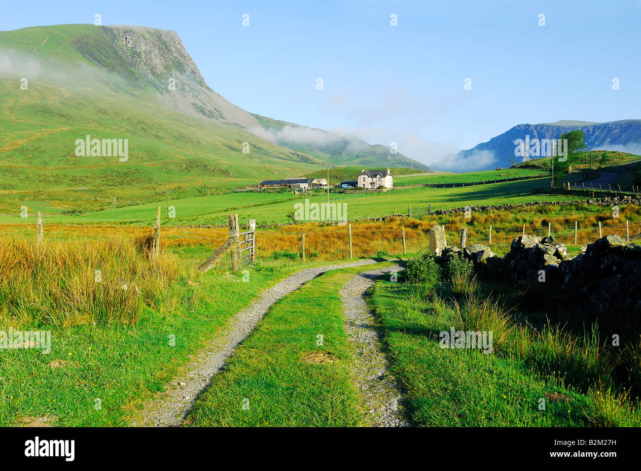 Un agriturismo via in Gwynedd Galles settentrionale vicino Rhyd Ddu guardando ad ovest verso il basso Nantlle Valley con un agriturismo in centro Foto Stock
