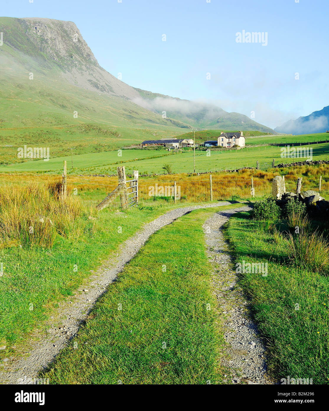 Un agriturismo via in Gwynedd Galles settentrionale vicino Rhyd Ddu guardando ad ovest verso il basso Nantlle Valley con un agriturismo in centro Foto Stock