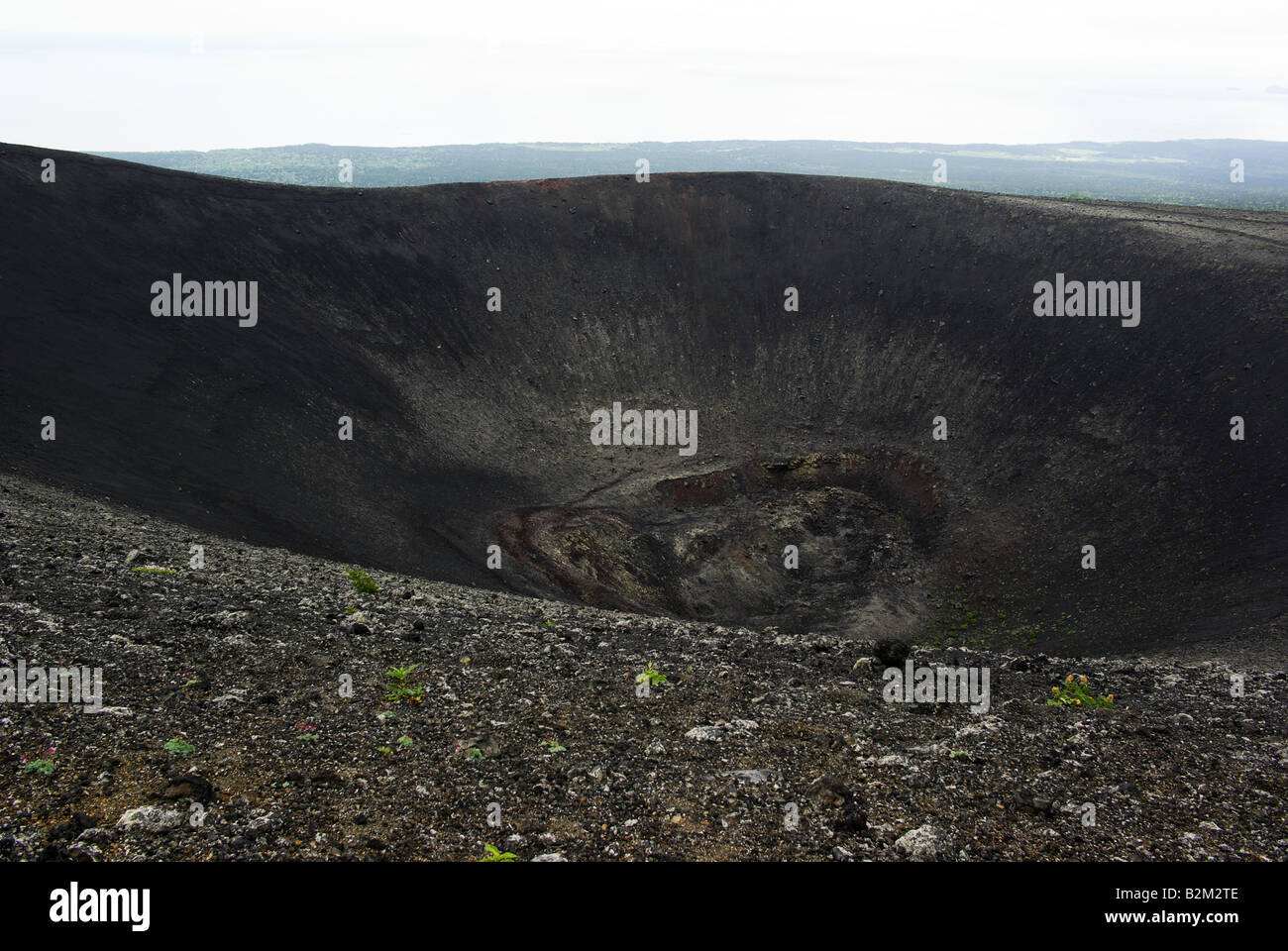 Cratere Otvazhnyi sul vulcano Tya Tya, Kunashir island, isole Curili Estremo Oriente della Russia. Foto Stock