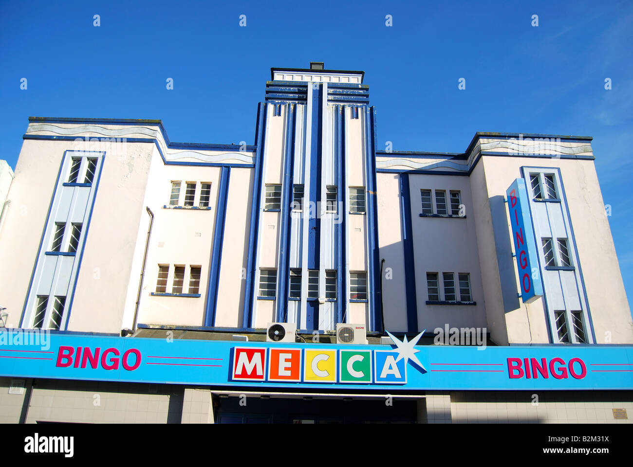 Facciata in stile Art Deco della Mecca Bingo Hall, King Street, Watford, Hertfordshire, England, Regno Unito Foto Stock