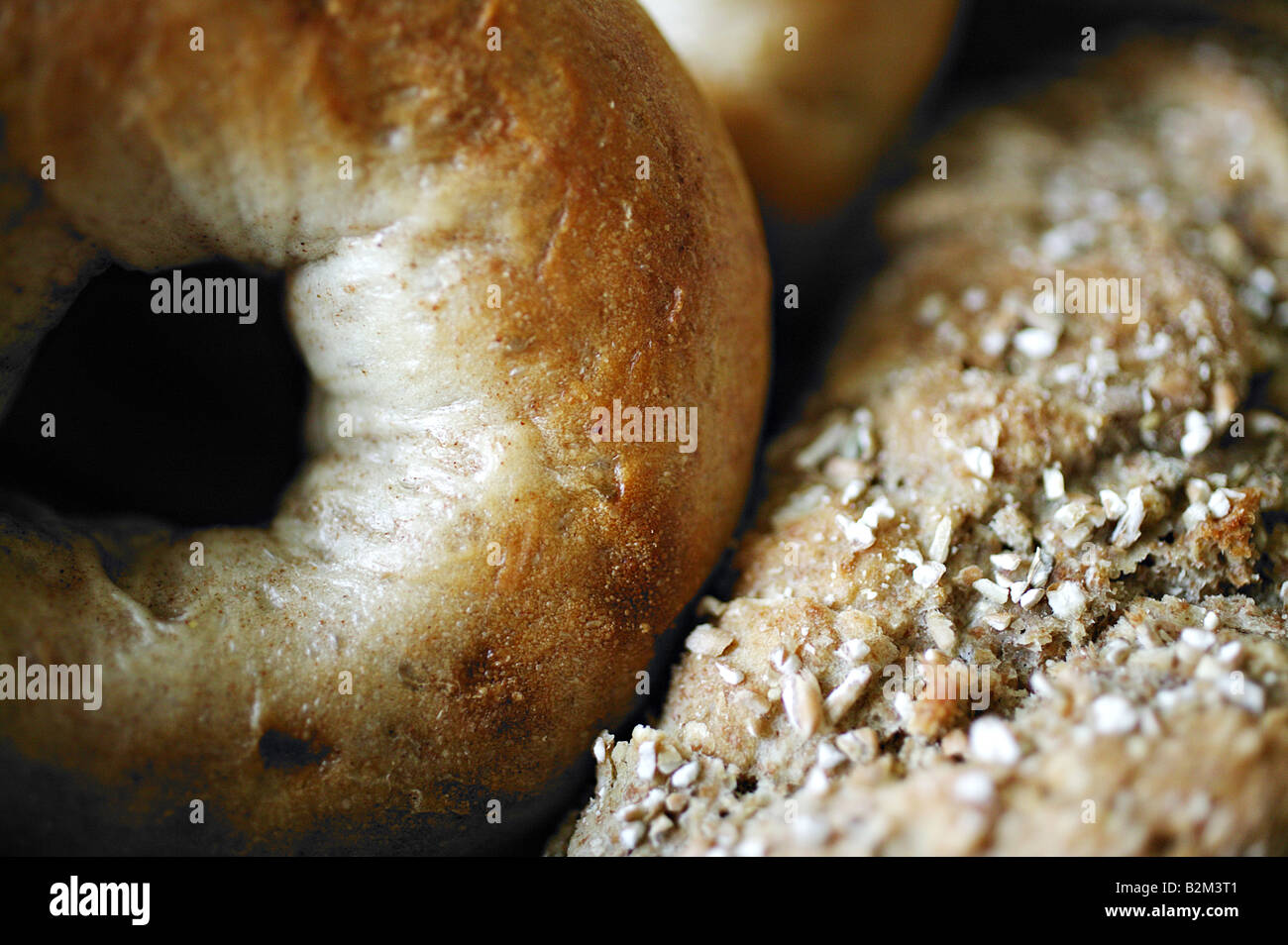 Un assortimento di pane appena sfornato, bagel e il pane in un cesto Foto Stock