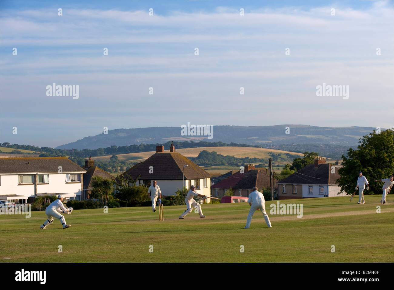 Riproduzione di cricket sul verde villaggio St Helens Isle of Wight Regno Unito Foto Stock