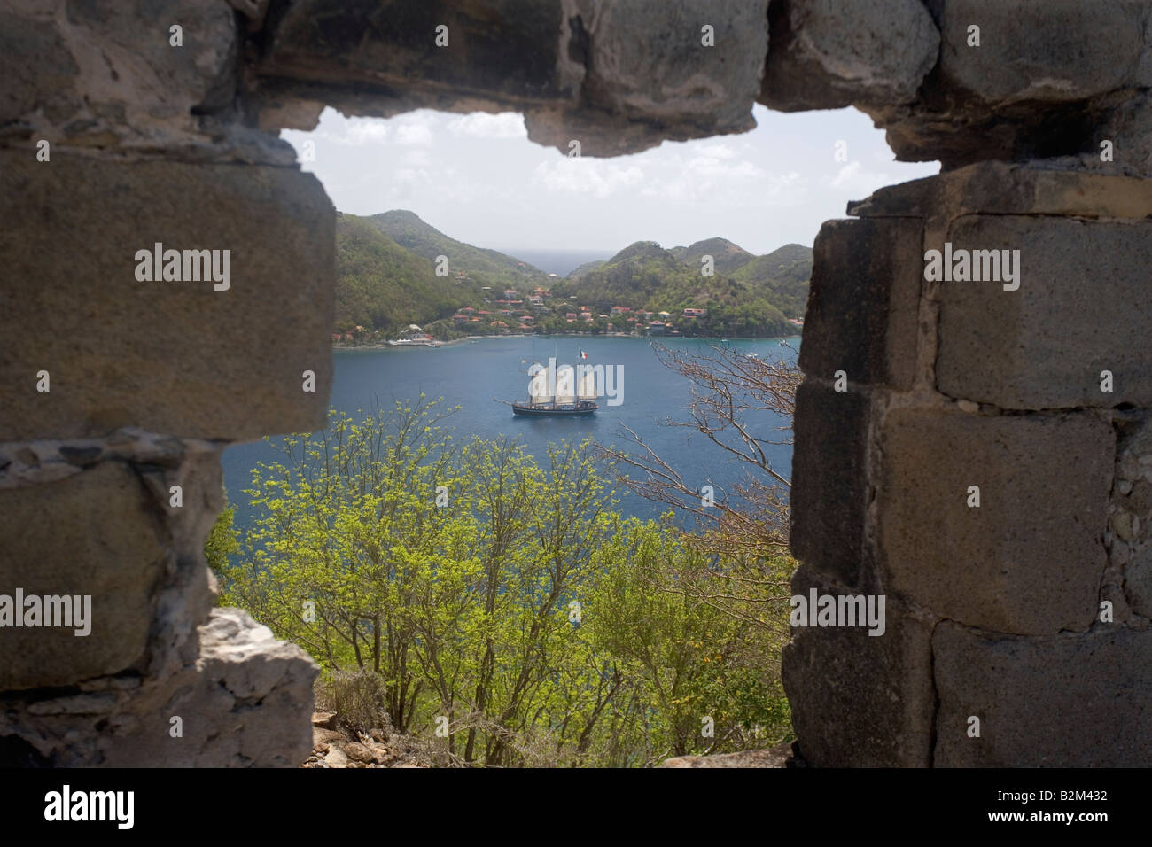 Un 3 masted gaff truccate vele della nave da Bourg Des Saintes su teh isola di Terre d en Haut nell'isola gruppo chiamato Iles des Sain Foto Stock