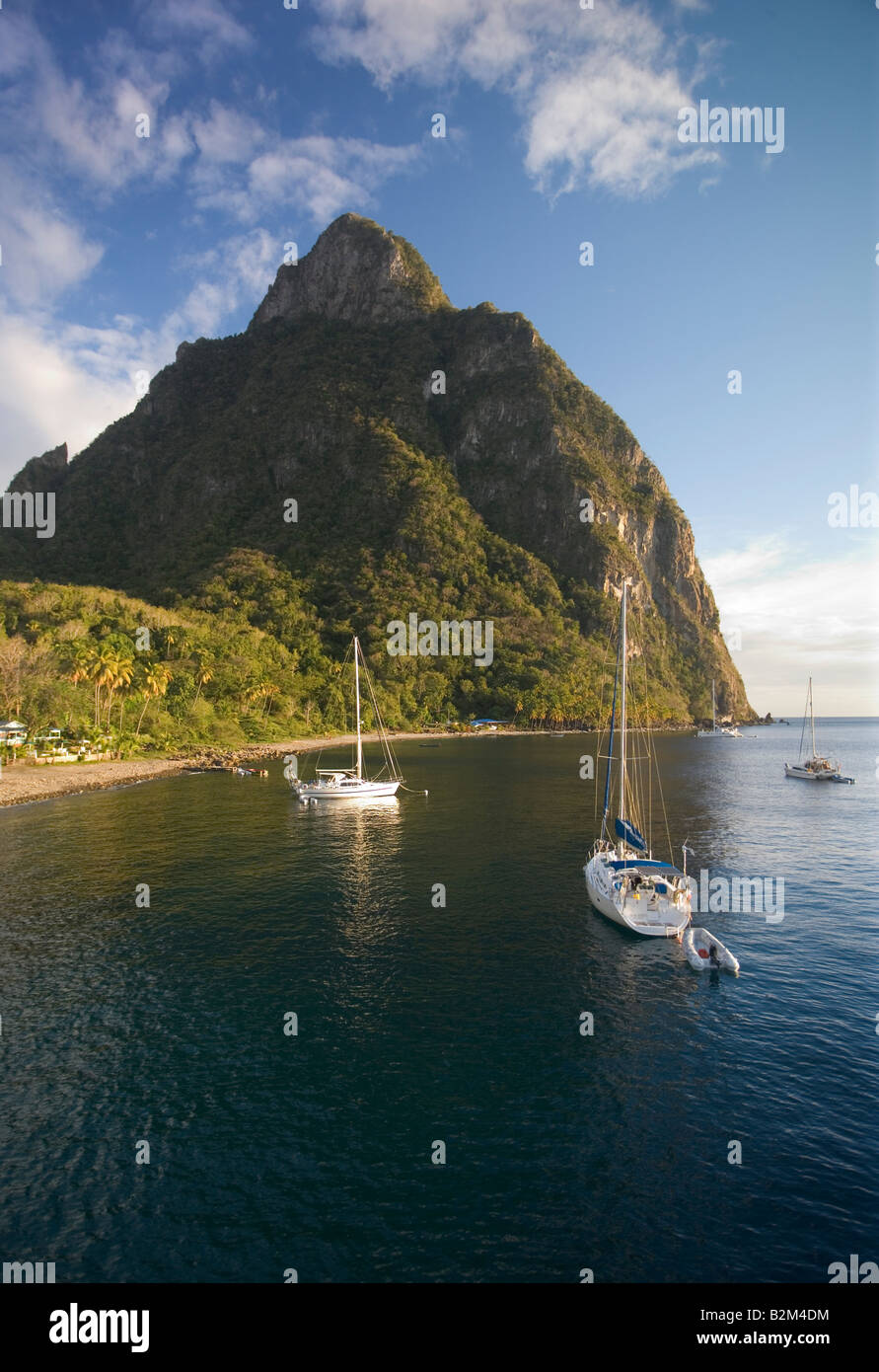 Barche a vela da crociera ancorato al di sotto di Petit Titon St Lucia West Indies Foto Stock