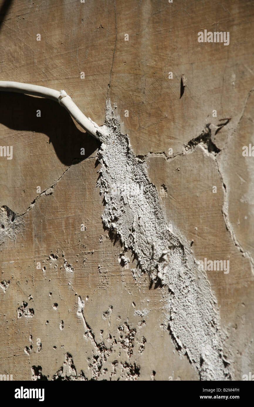 Cavo di alimentazione con riempimento di calcestruzzo sulla parete esterna Foto Stock