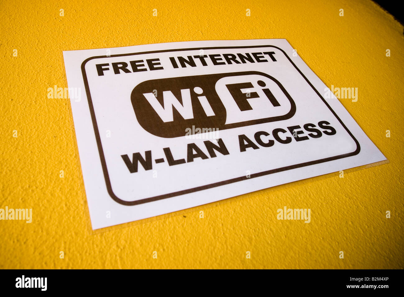 Hotspot WiFi firmare al di fuori di un bar nel centro di Cala Ratjada, Maiorca, SPAGNA Foto Stock