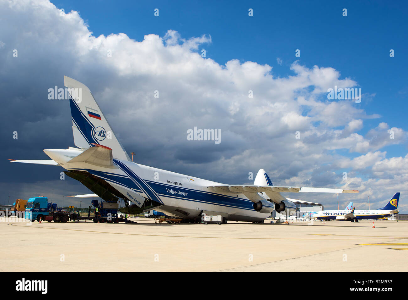 Un gigante Antanov 124, uno dei più grandi aerei cargo in tutto il mondo, attende cargo presso l'Aeroporto Robin Hood Doncaster Sheffield Foto Stock