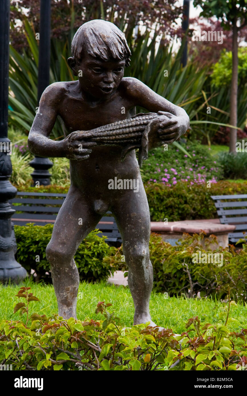 Messico, Zapopan, monumento per i bambini del Messico, un ragazzo della statua ammirando una spiga di grano Foto Stock