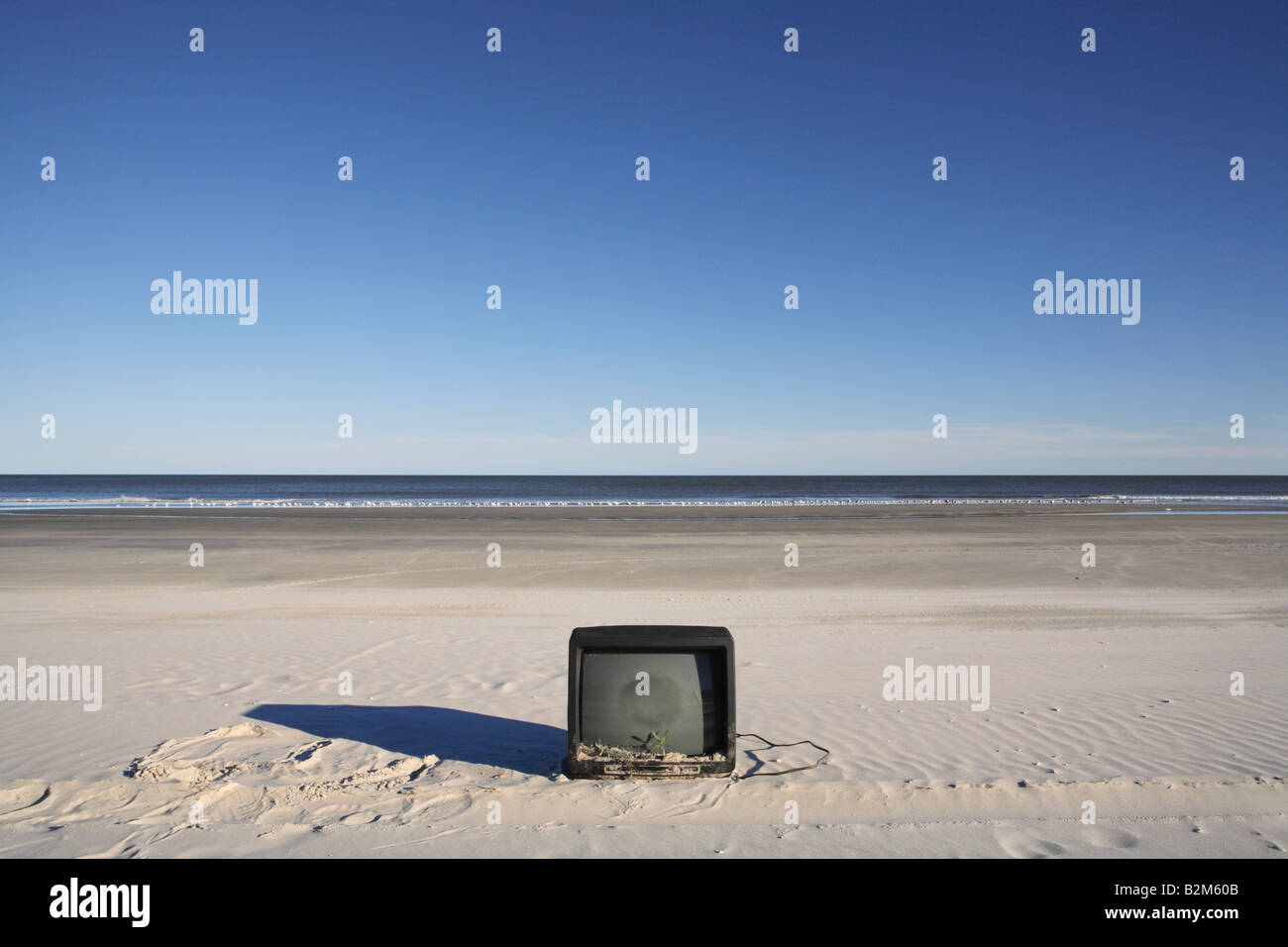 Un vecchio scartato televisore sulla spiaggia a Cumberland Island GEORGIA Foto Stock