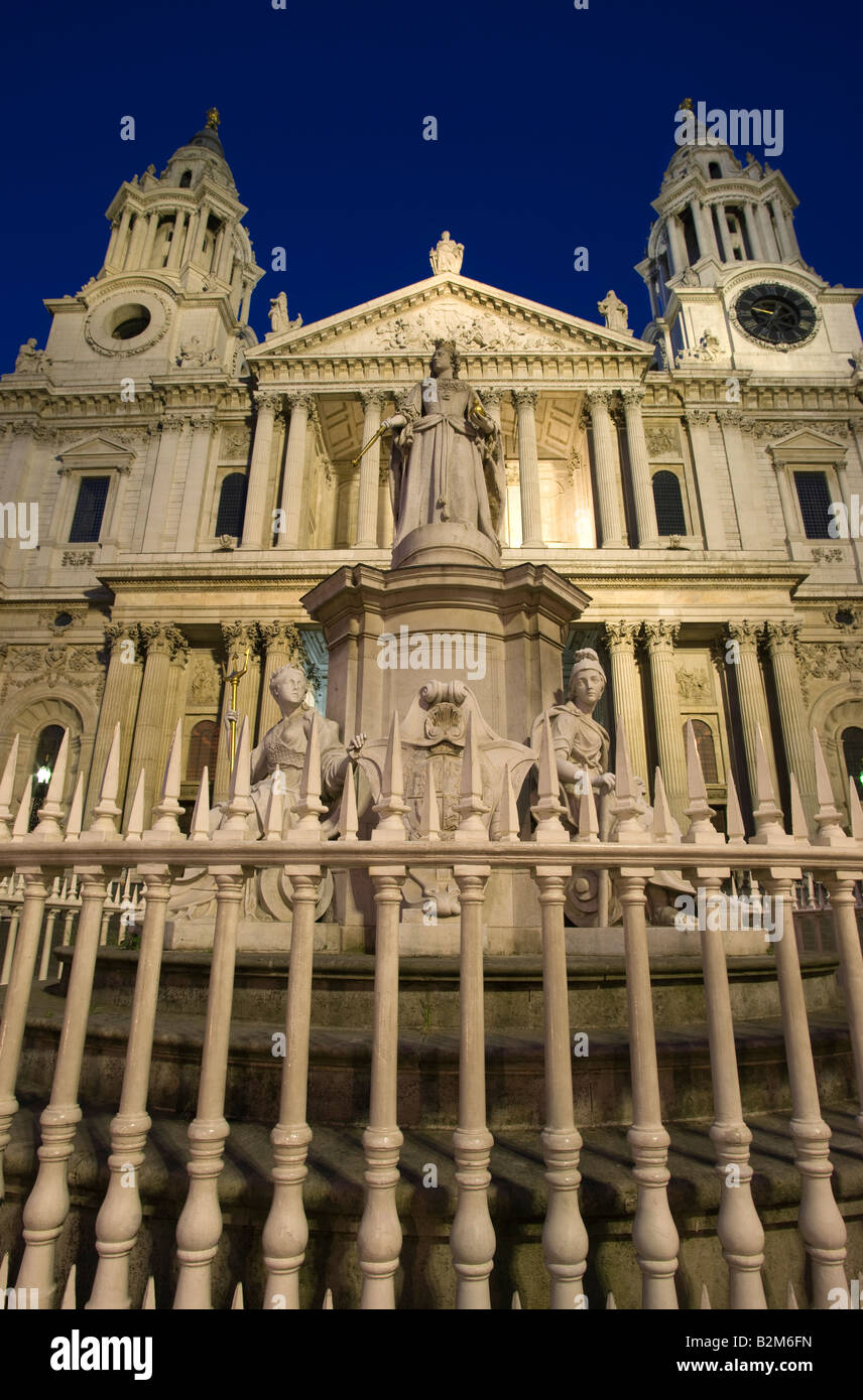 QUEEN ANNE statua fronte ovest SAINT Pauls Cathedral Ludgate Hill City di Londra Inghilterra REGNO UNITO Foto Stock