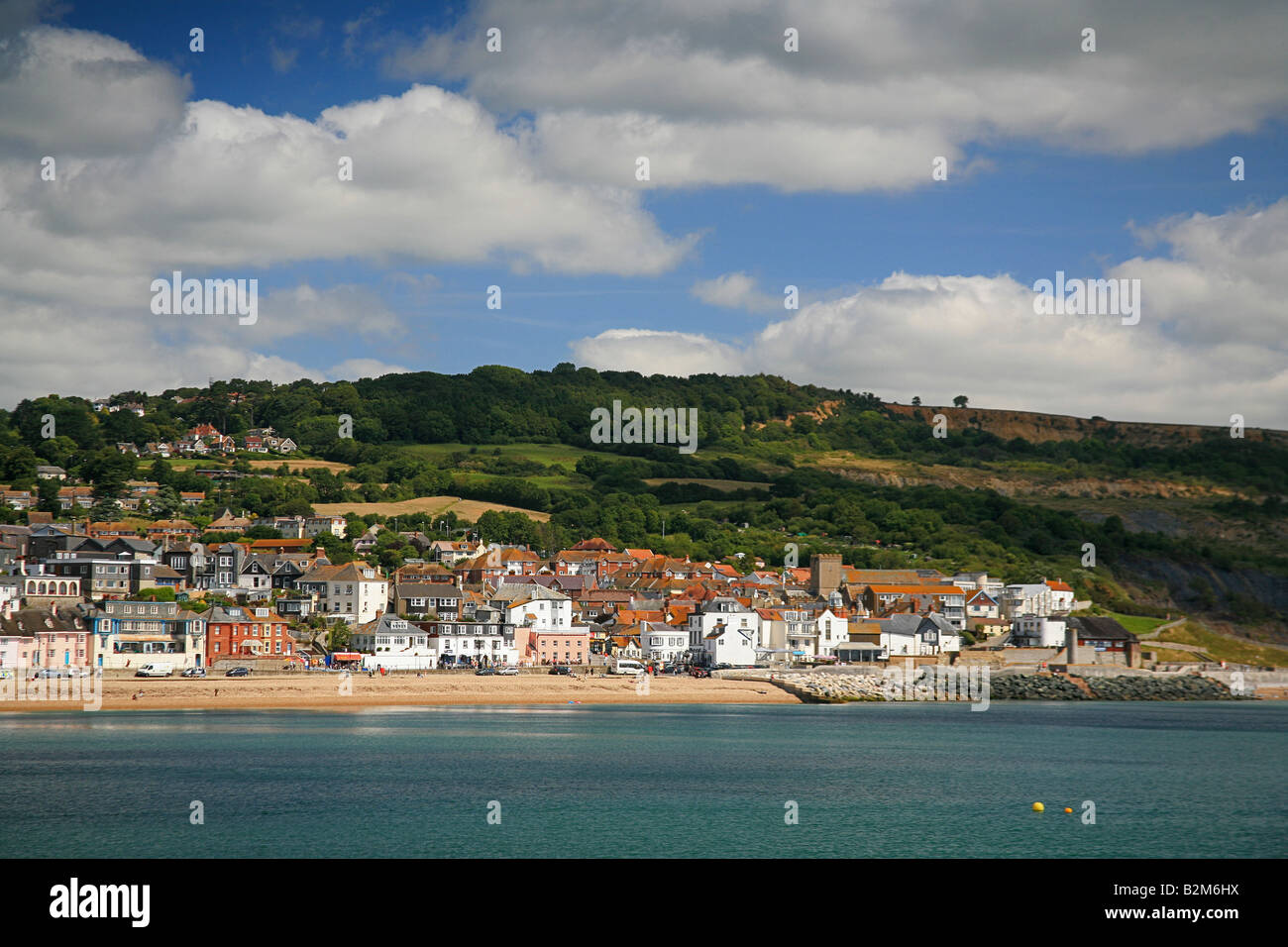 Città balneare di Lyme Regis vista dal porto, Dorset, Regno Unito Foto Stock