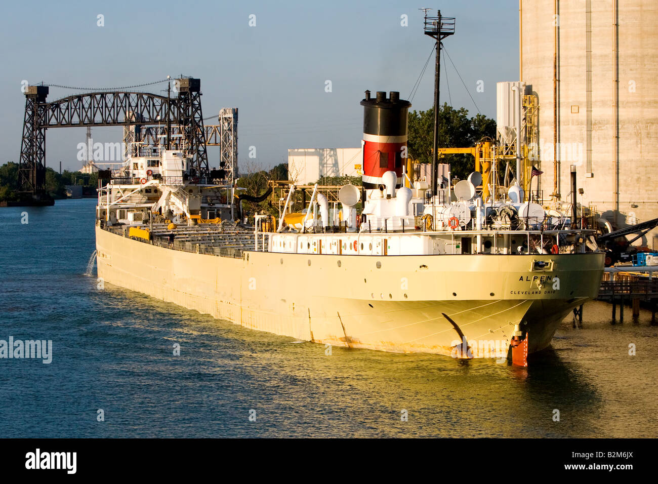 Gigantesche navi da carico sul lago Calumet, nei pressi di Chicago, IL. Foto Stock