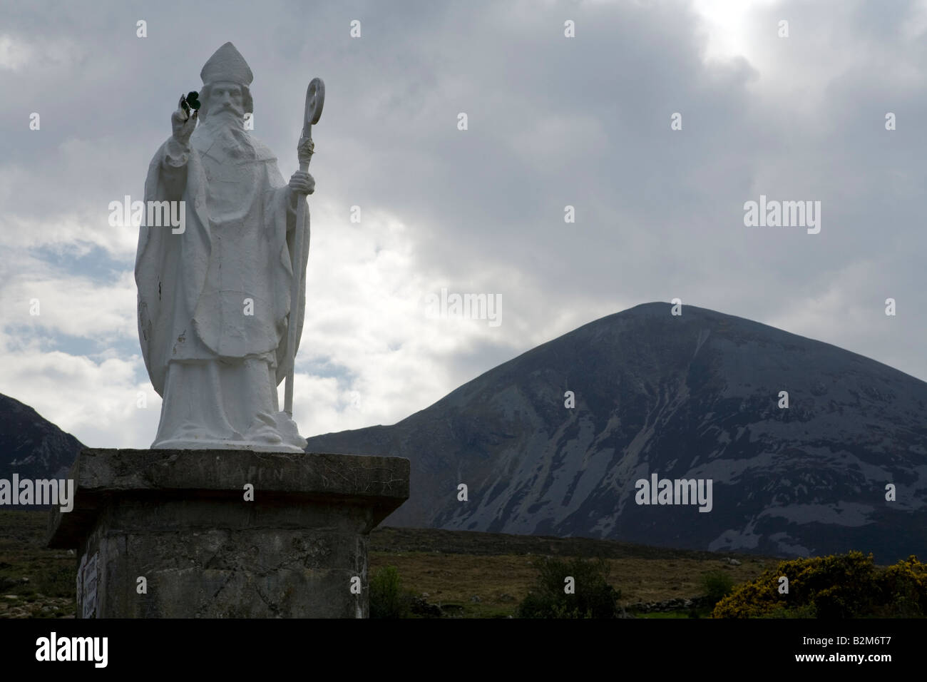 Inizio del Croagh Patrick salita trail - Statua di San Patrizio - Mayo - Irlanda Foto Stock