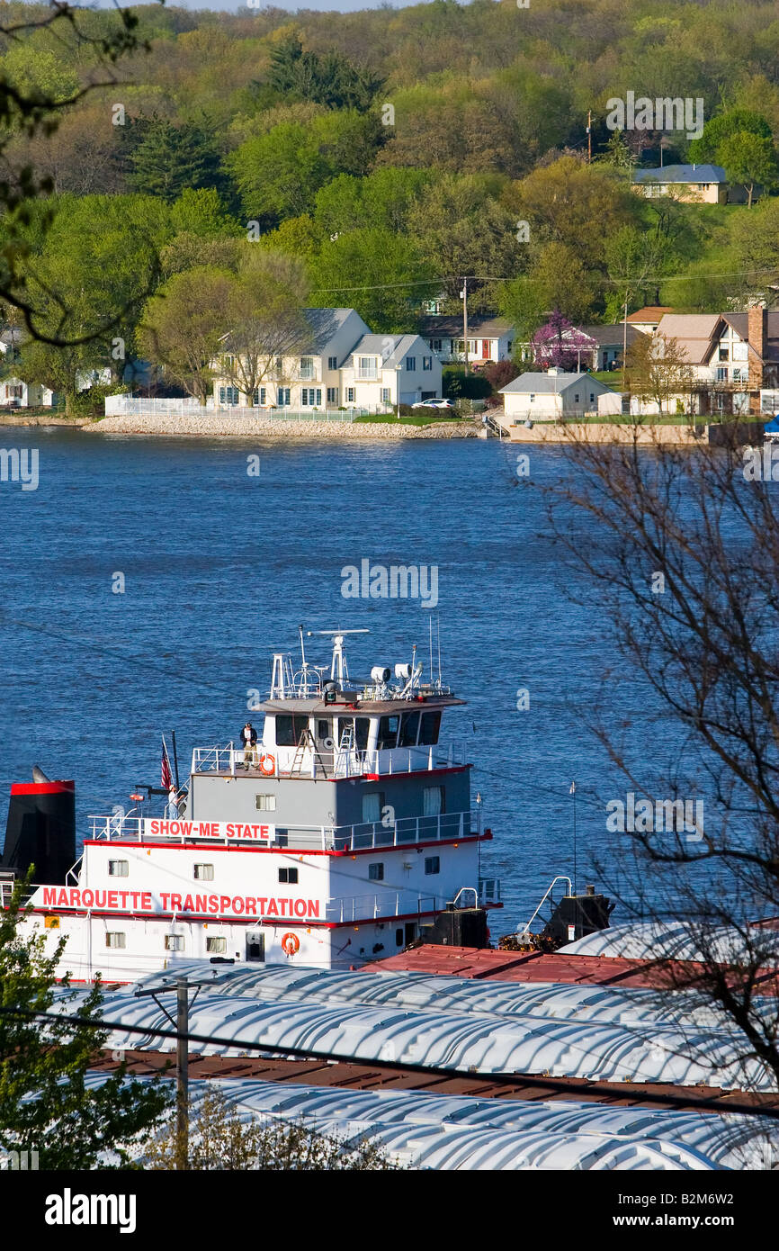 Rimorchiatori resto lungo il fiume Mississippi in Eastern Iowa. Foto Stock