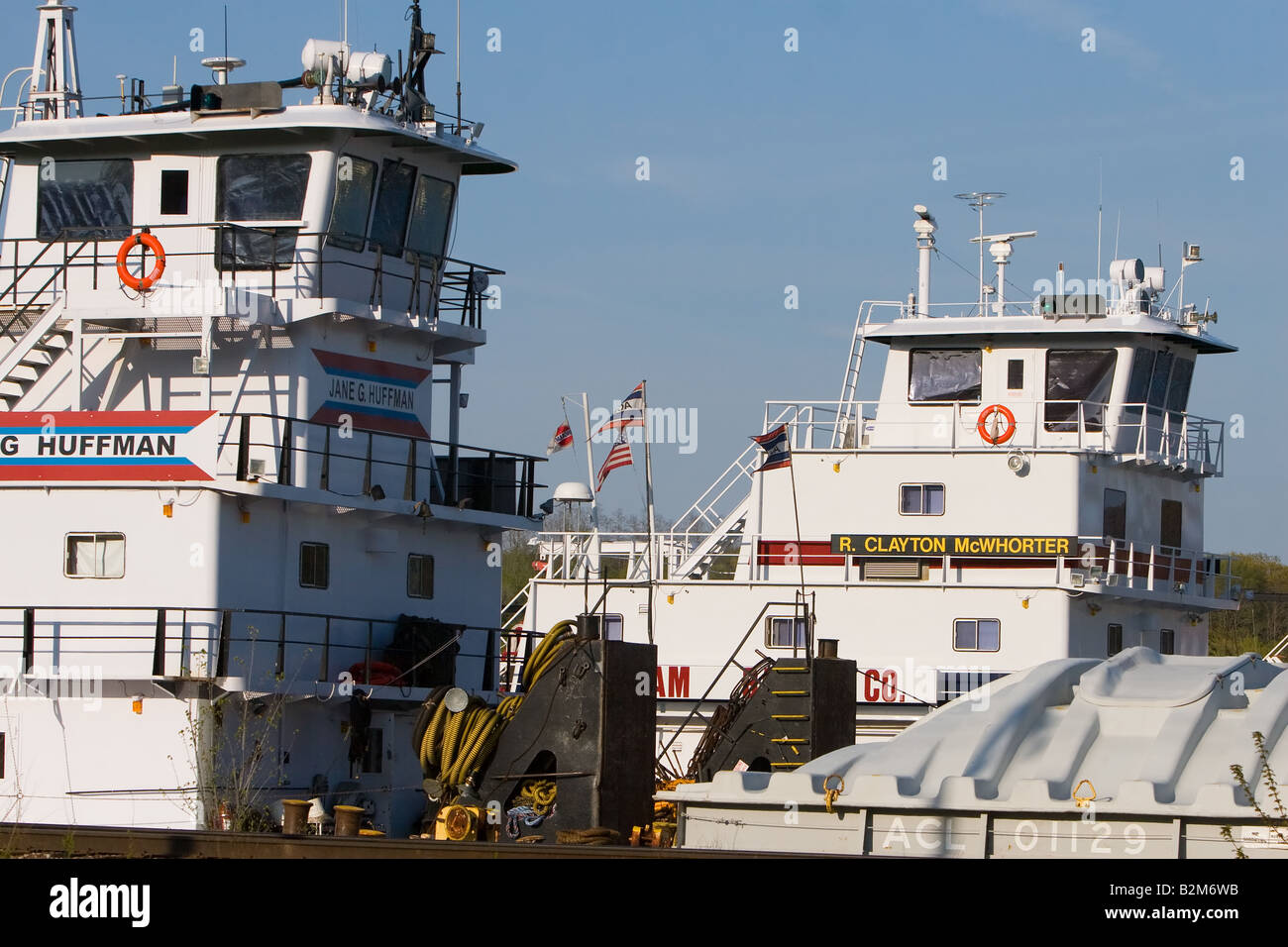 Rimorchiatori resto lungo il fiume Mississippi in Eastern Iowa. Foto Stock