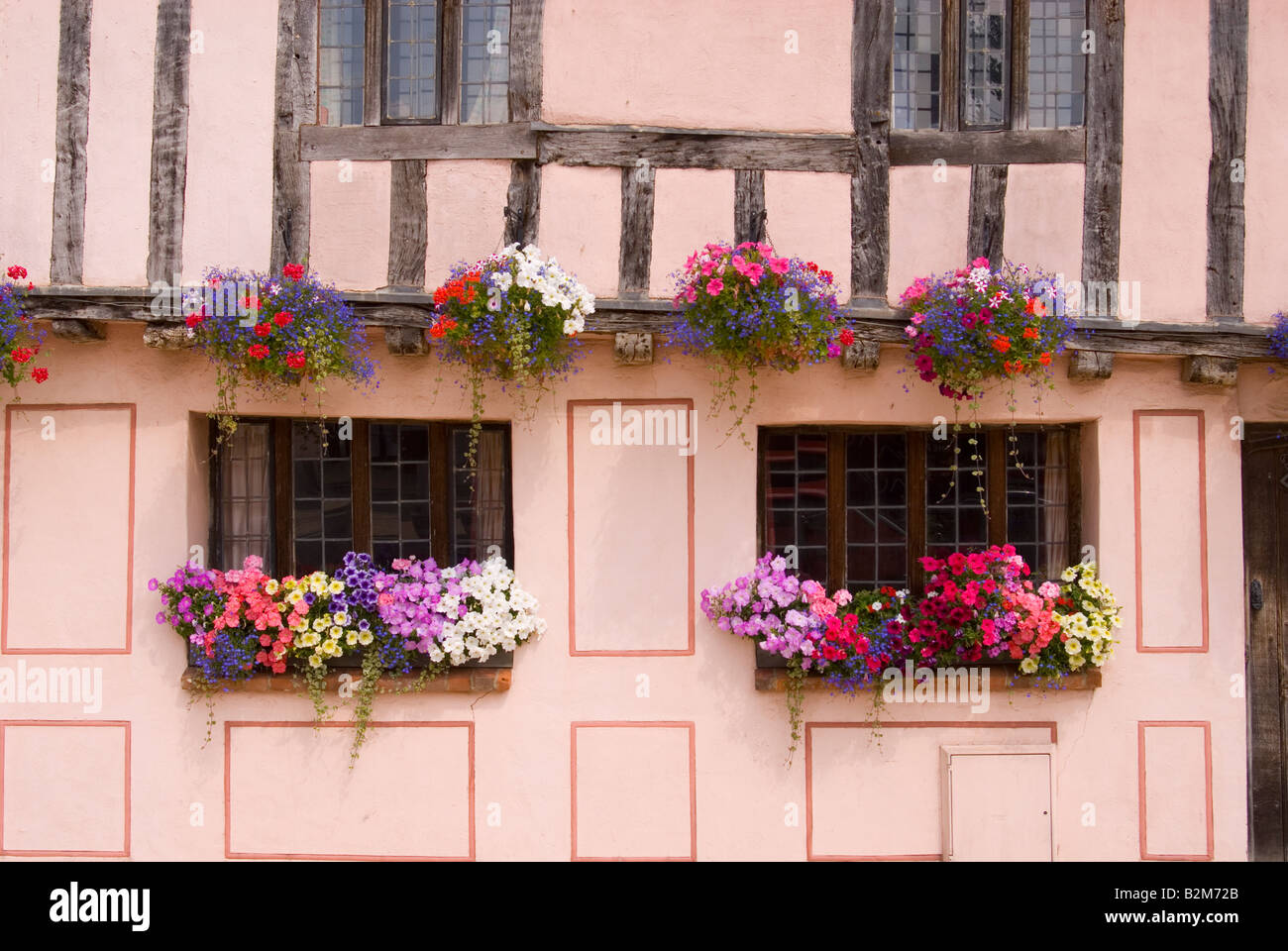 Antica e caratteristica casa con bella nei cestini appesi al di fuori Foto Stock