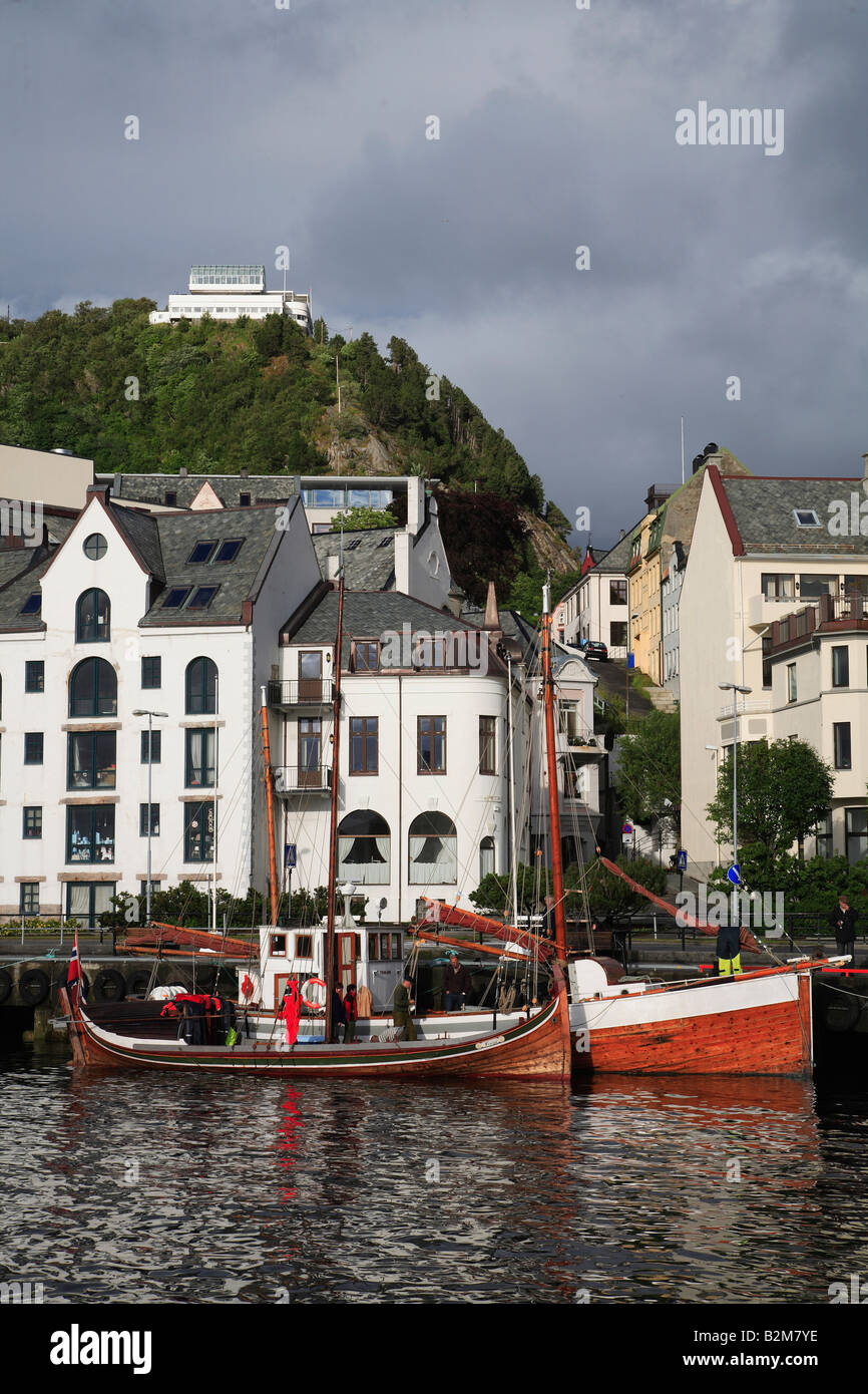 Norvegia Alesund harbour barche di scena cittadina Foto Stock