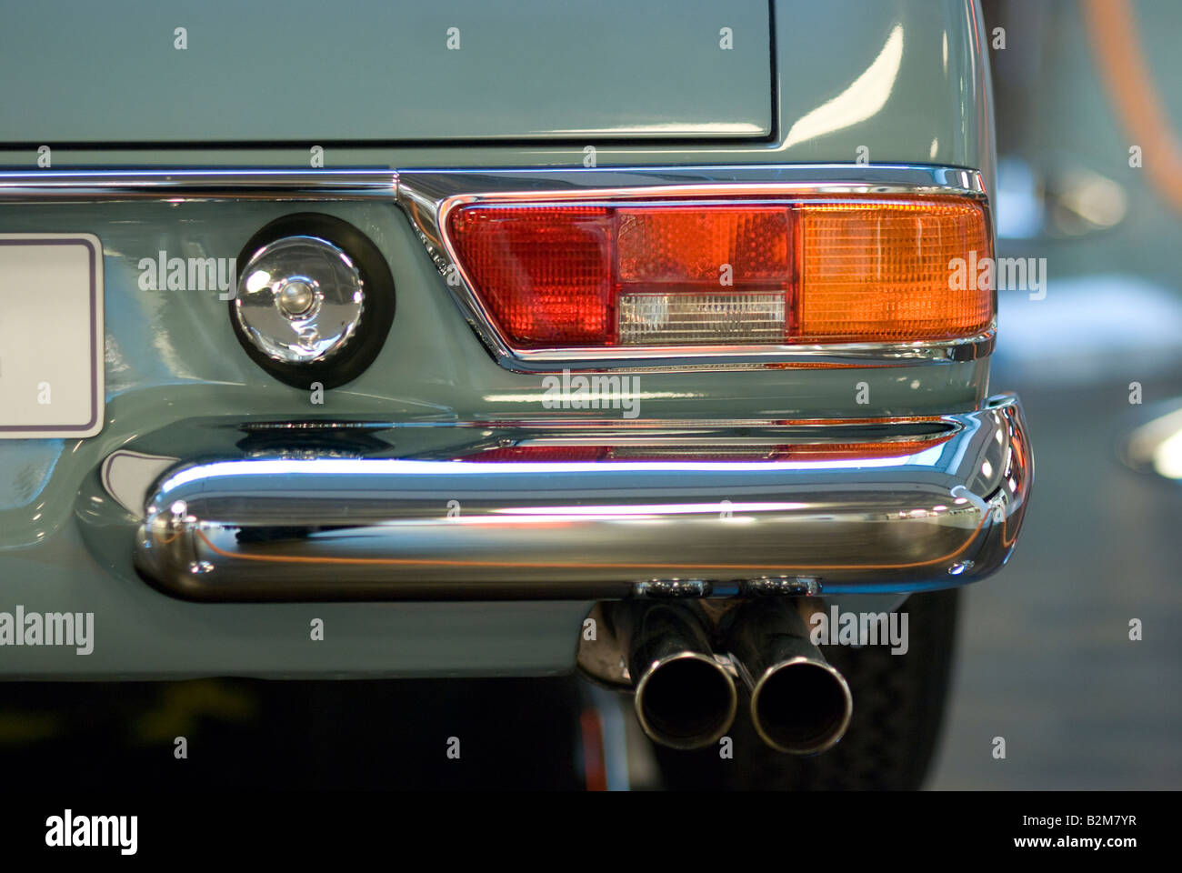 La luce posteriore e il tubo di scarico di un verde Mercedes Benz 230 SL Foto Stock